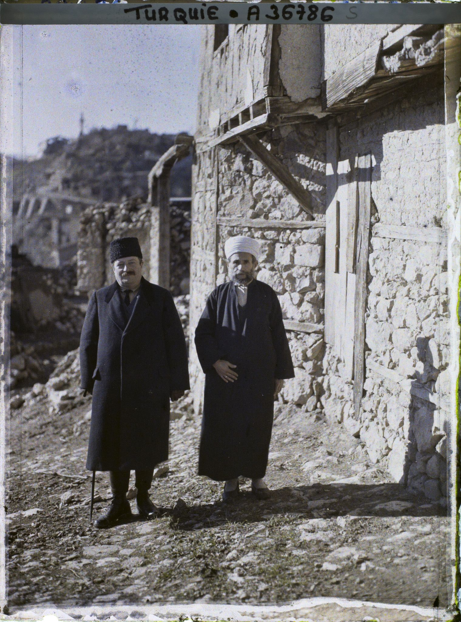 Image représentant Le Gouverneur Adil Bey et le Mufti Arie Eeendi