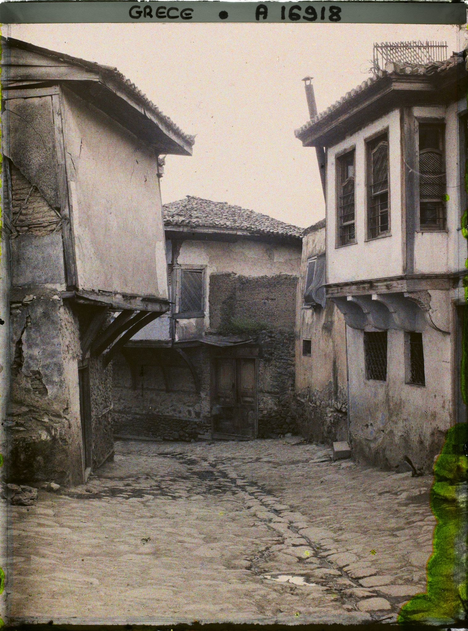 Image représentant Grèce, Salonique, Une rue dans le haut Quartier