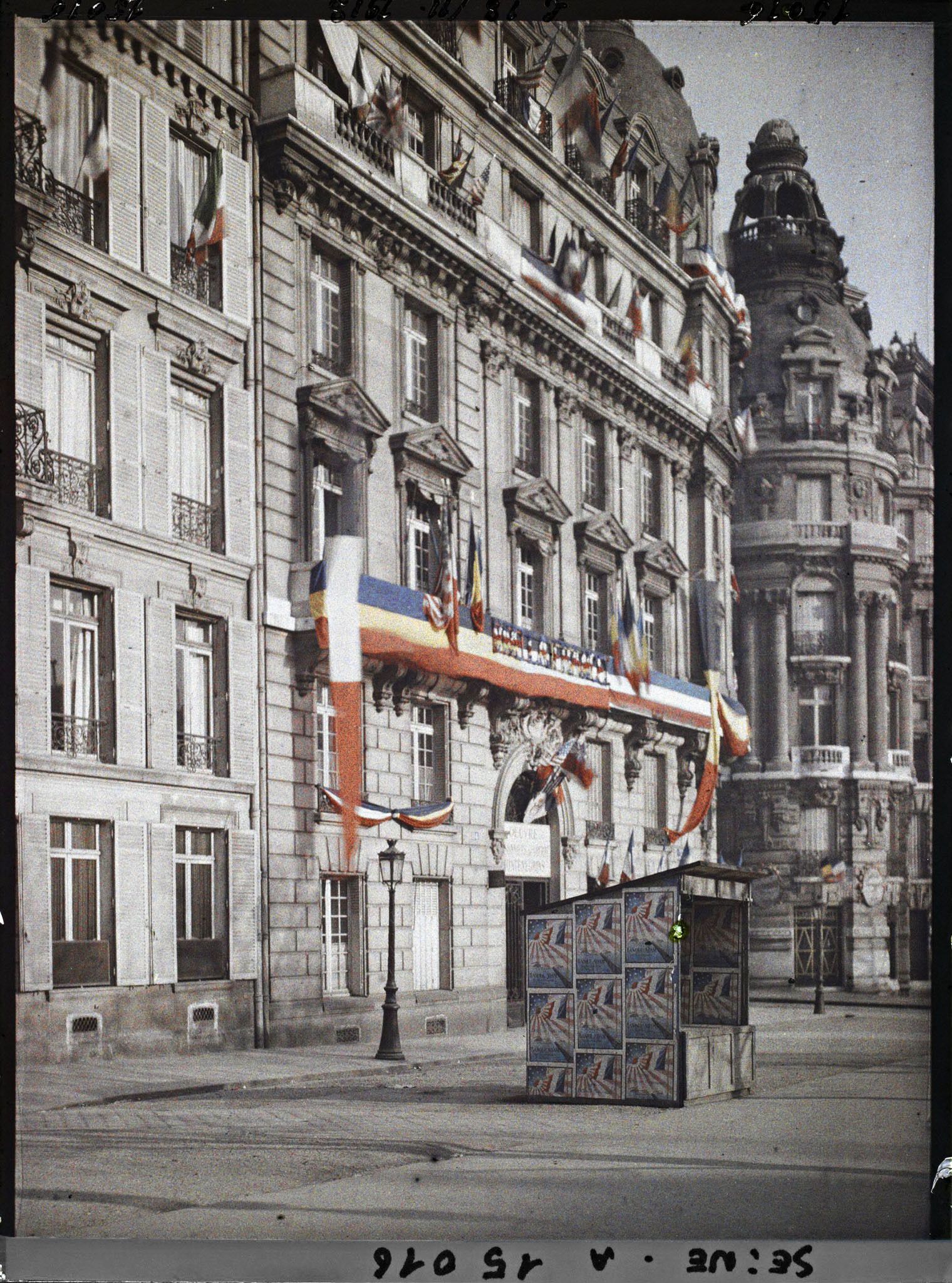 Image représentant Baraque de l'emprunt et pavoisements au 114 avenue des Champs-Elysées (Œuvre des prisonniers de guerre monténégrins), à l'angle de la rue Washington