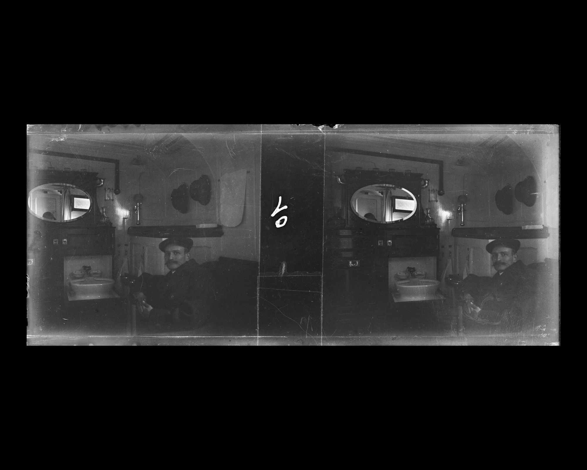 Image représentant Maurice Lévy dans une cabine de 1ere classe