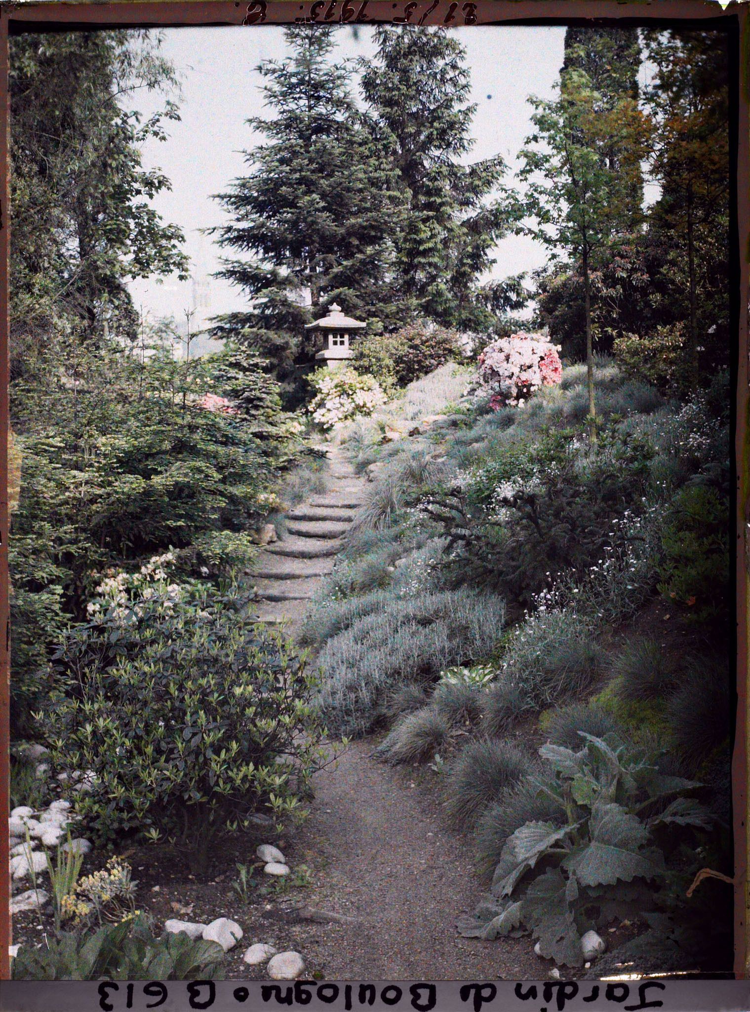 Image représentant Lanterne et clocher, en haut d'un chemin escarpé du " jardin chinois " bordé d'une rocaille fleurie