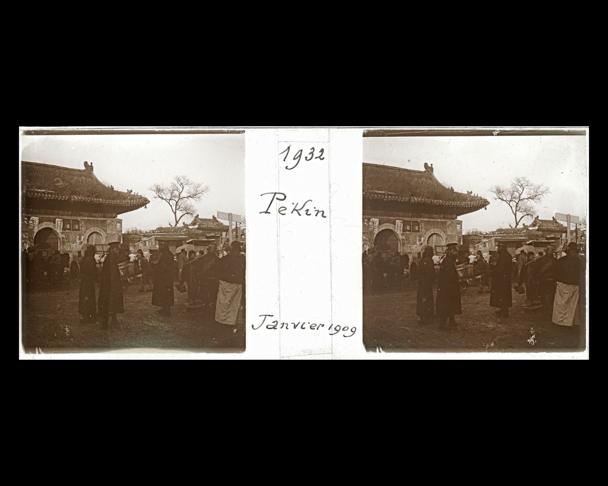 Image représentant Des policiers et des passants au carrefour de Shenlujie ("rue de la Voie Sacrée") et de Longfusi qianjie ("rue à l'Avant du Monastère du Bonheur Incommensurable")