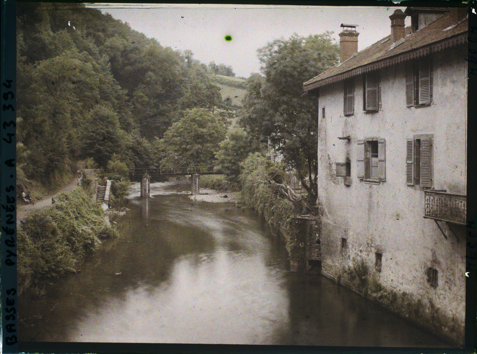 Image représentant France , St Jean-Pied de Port, La Nive à St Jean Pied de Port