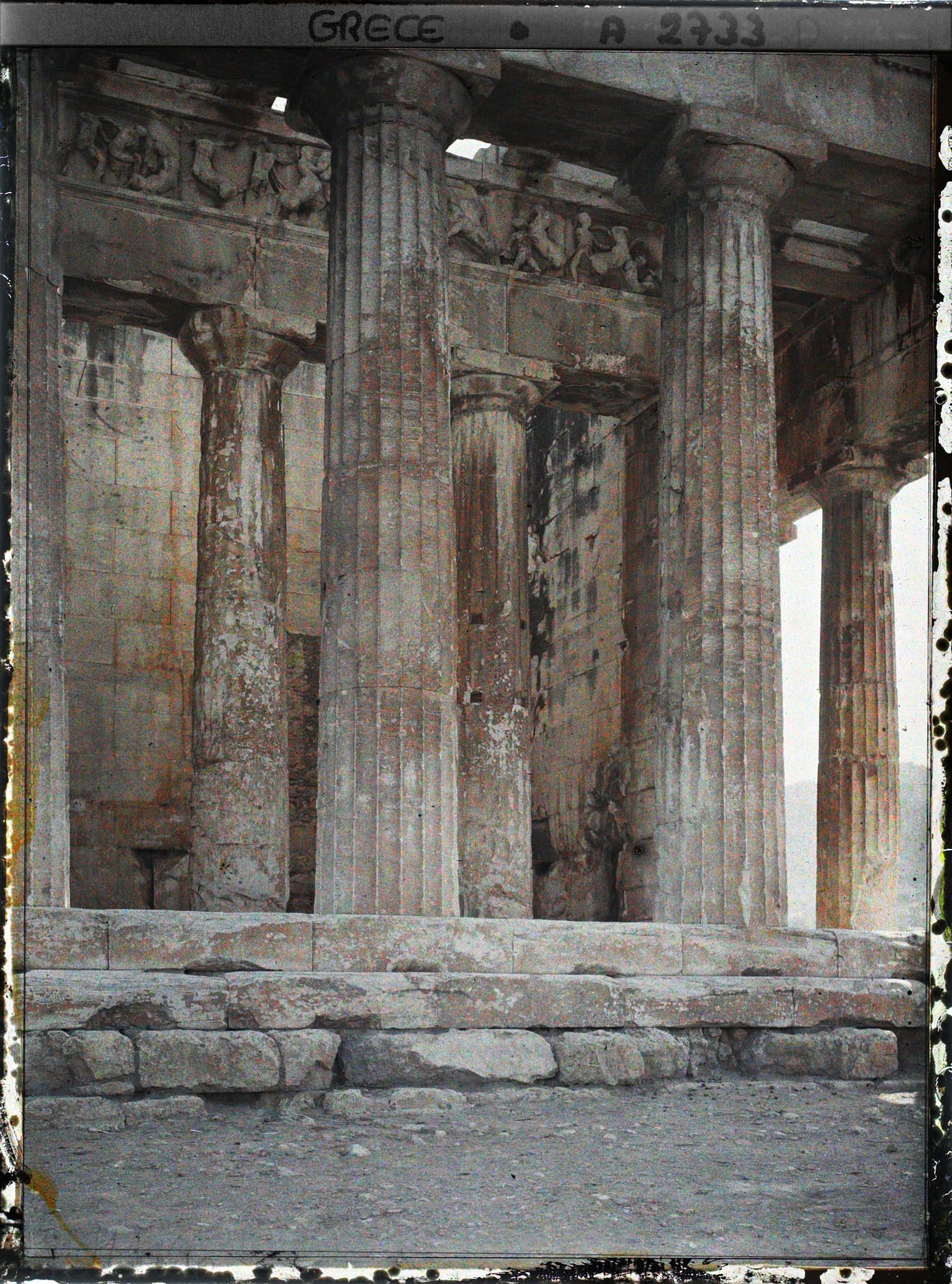 Image représentant Le Temple d'Hephaistos ("Theseion"), la façade ouest avec la frise du mur représentant des combats entre Lapithes et Centaures