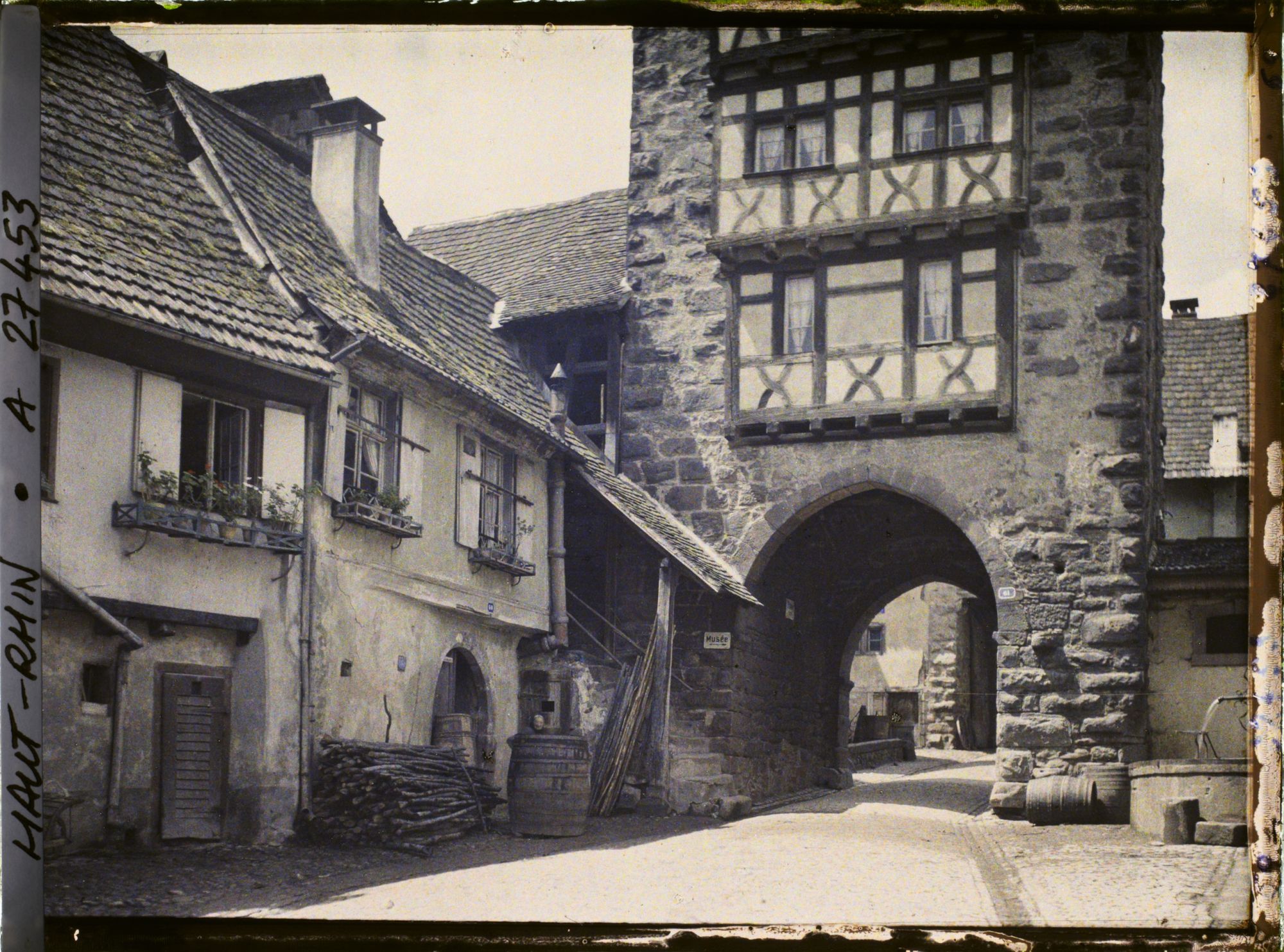 Image représentant France, Riquewihr, La Dolder et vieilles maisons