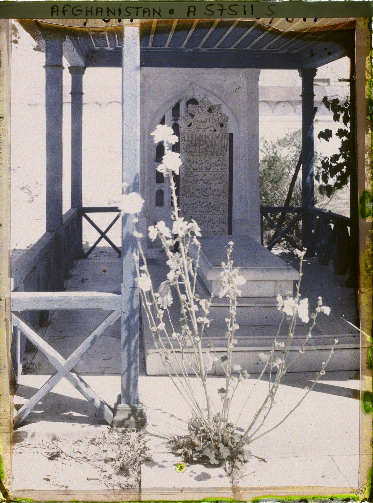 Image représentant Bagh-i-Babour (Jardins de Babour). La pierre tombale de l'Empereur Babour