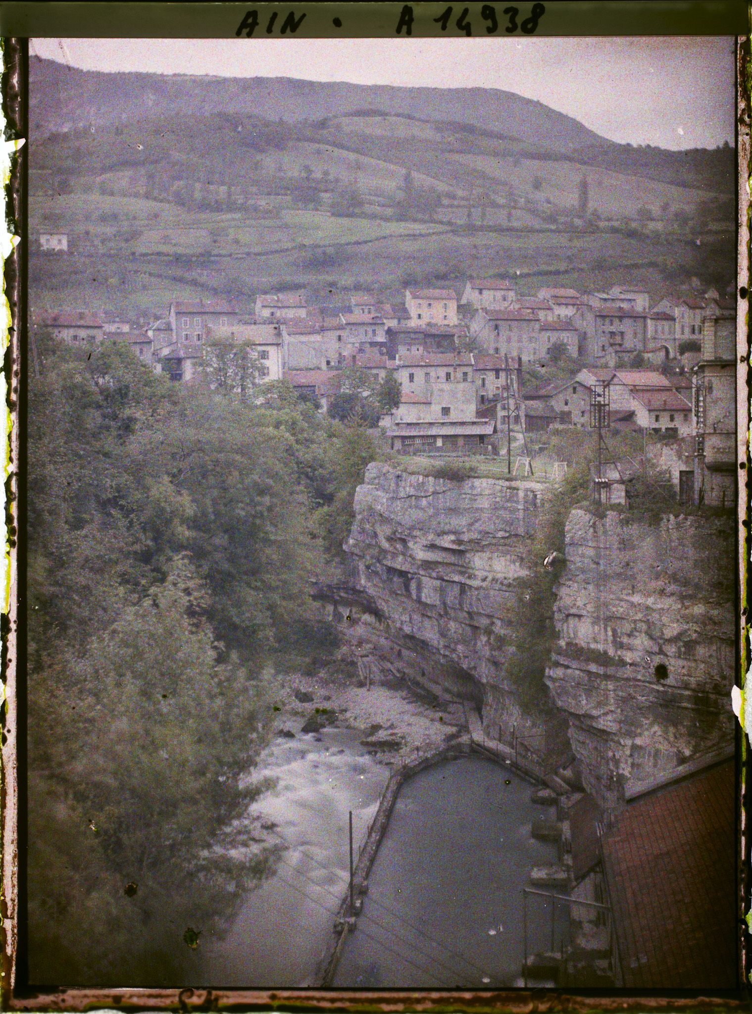 Image représentant Parois rocheuses dominant la Valserine avant le confluent