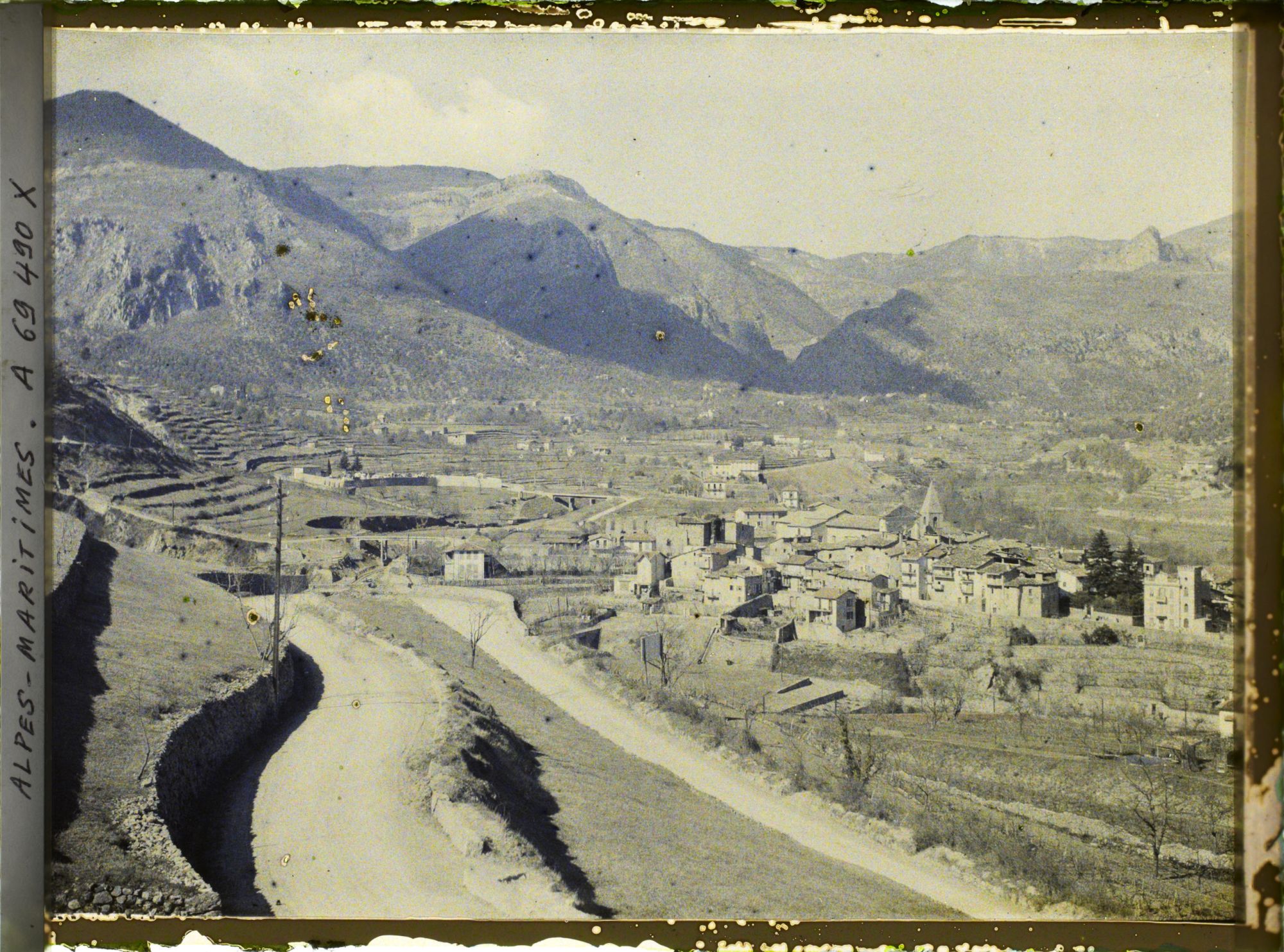 Image représentant Vue panoramique sur le village de Sospel, ses cultures et son environnement