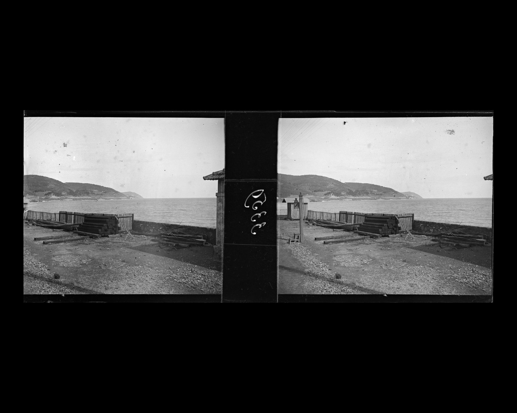Image représentant La côte de la Riviera ligure, probablement aux environs de San Remo, vue du train