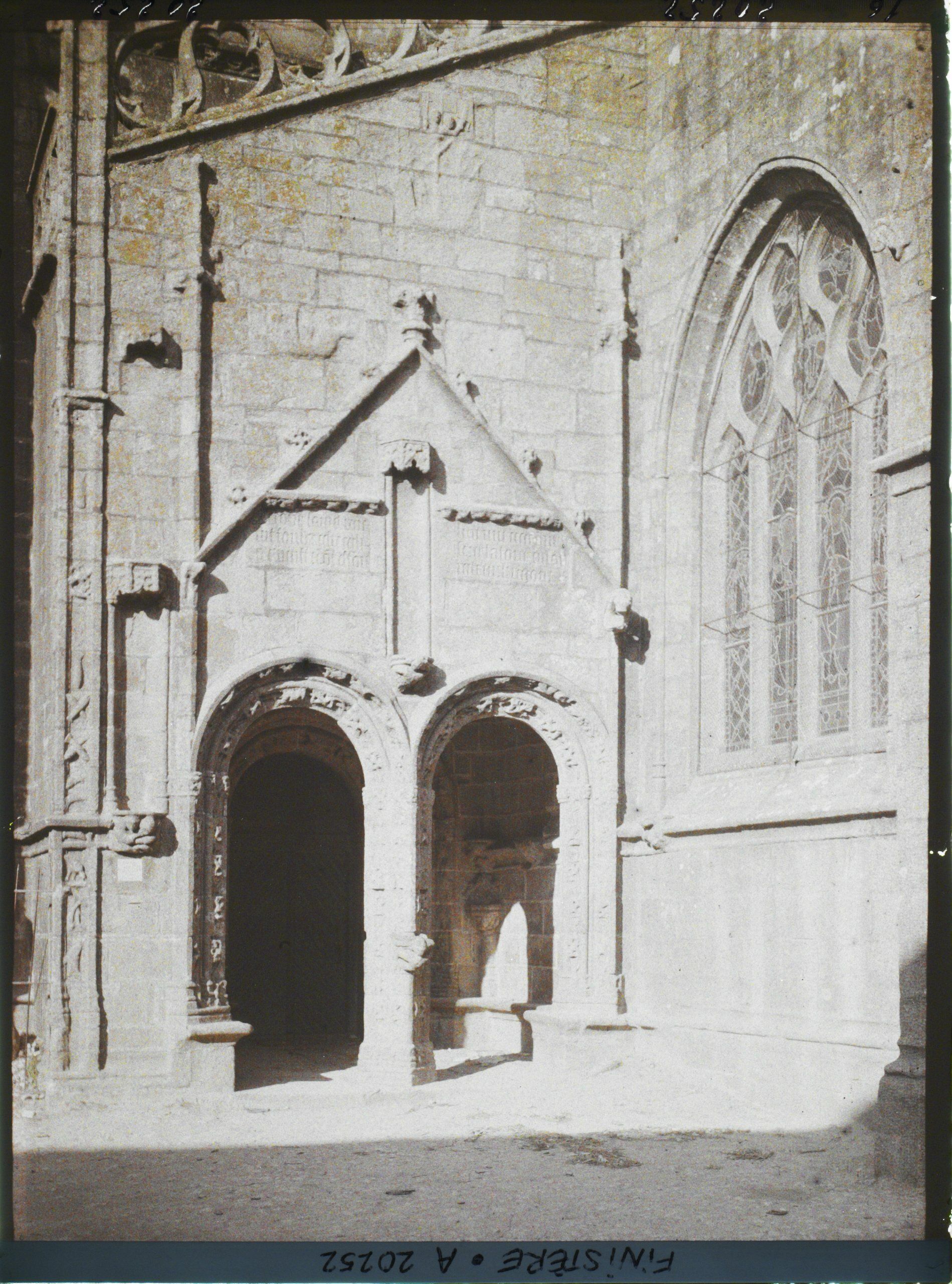 Image représentant Porche sud de l'église Saint-Nonna