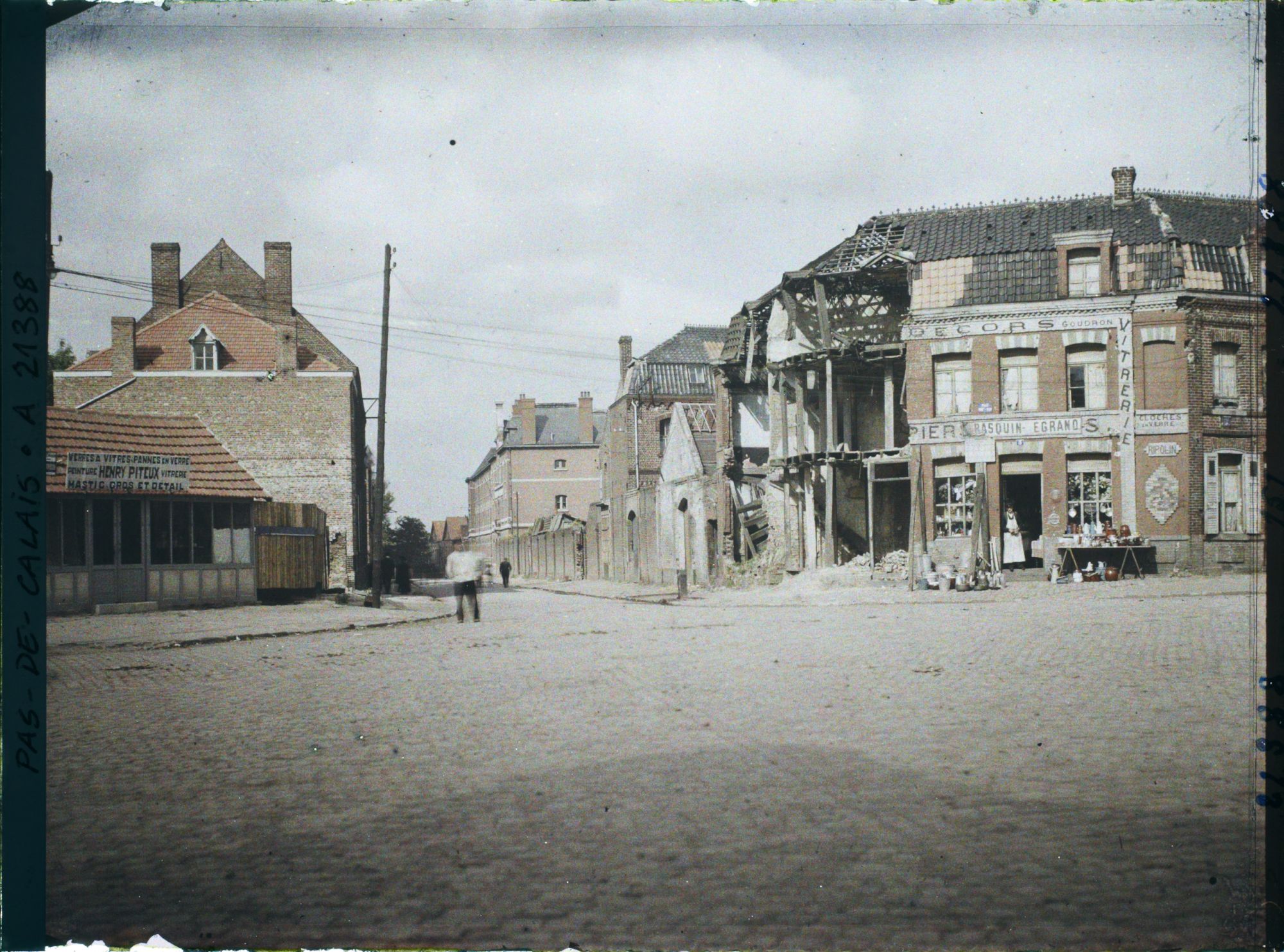 Image représentant France, Béthune, Maison éventrée et maison rebatie, rue Marcellin Berthelot