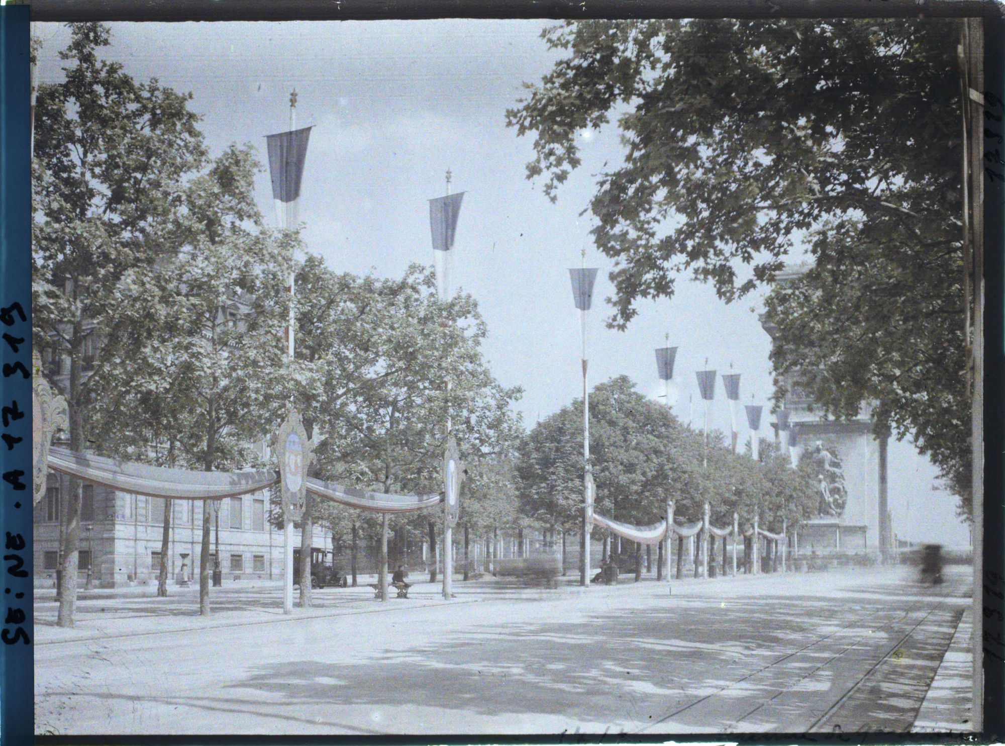 Image représentant L'avenue de la Grande Armée décorée pour les fêtes de la Victoire des 13 et 14 juillet