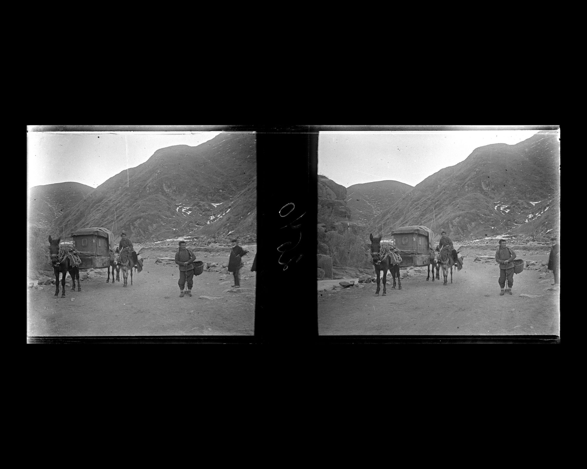 Image représentant Sur la route d'accès à la Grande Muraille, un homme à dos d'âne escorte un palanquin attelé à deux mulets.