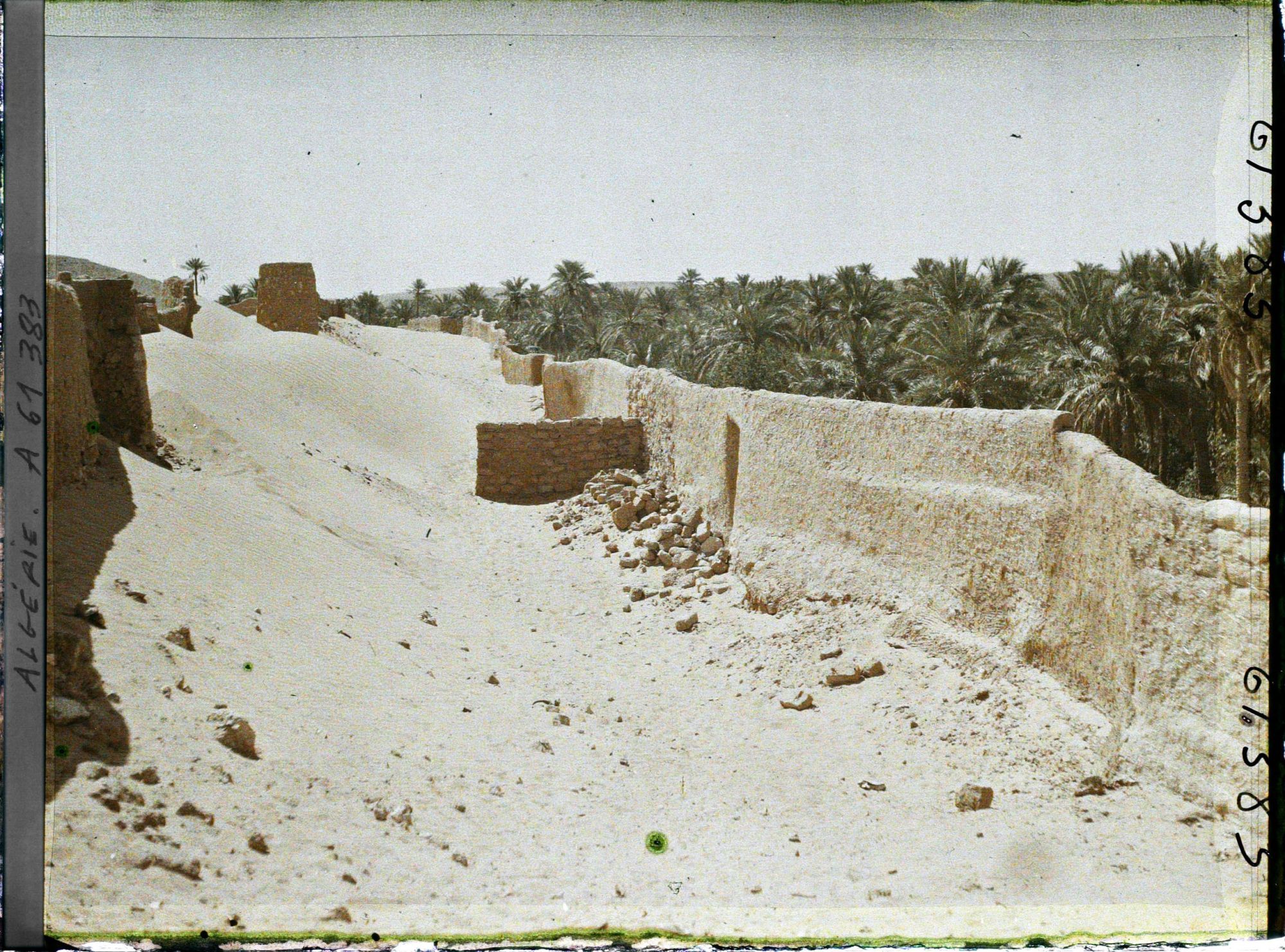 Image représentant Constructions protégeant l'oasis de l'ensablement