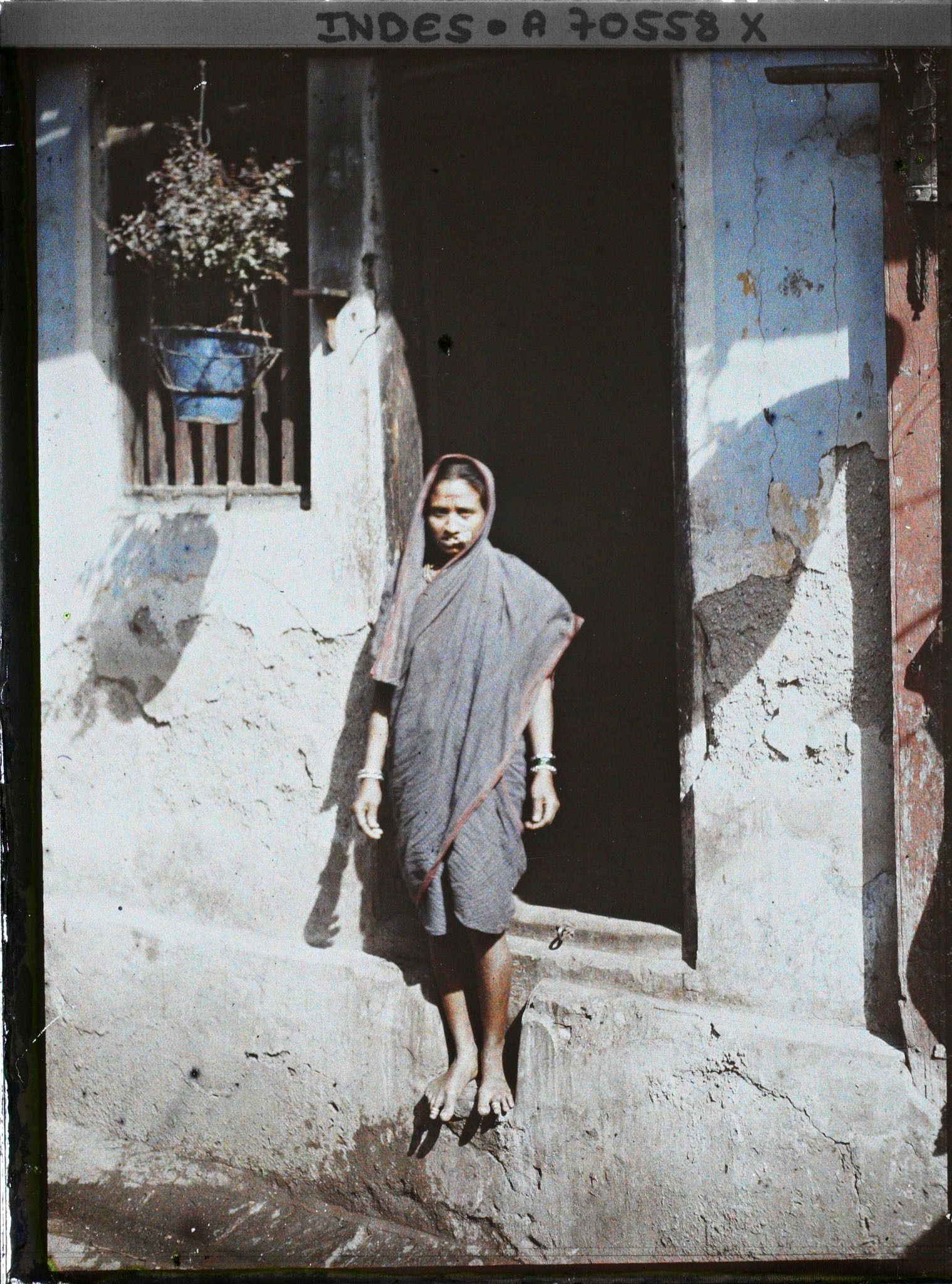 Image représentant Une femme hindoue à la porte d'une maison