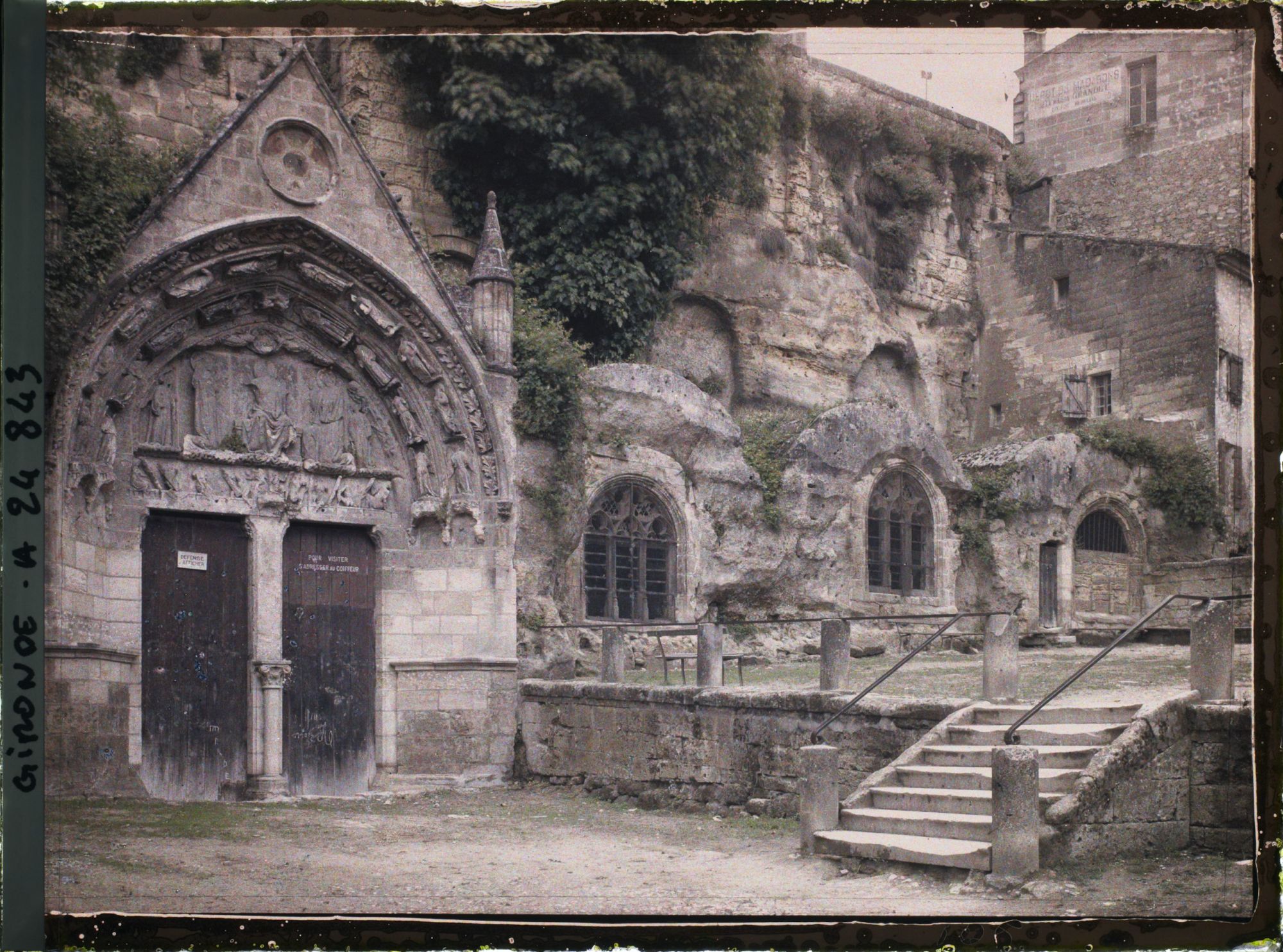 Image représentant Le portail de l'église monolithe