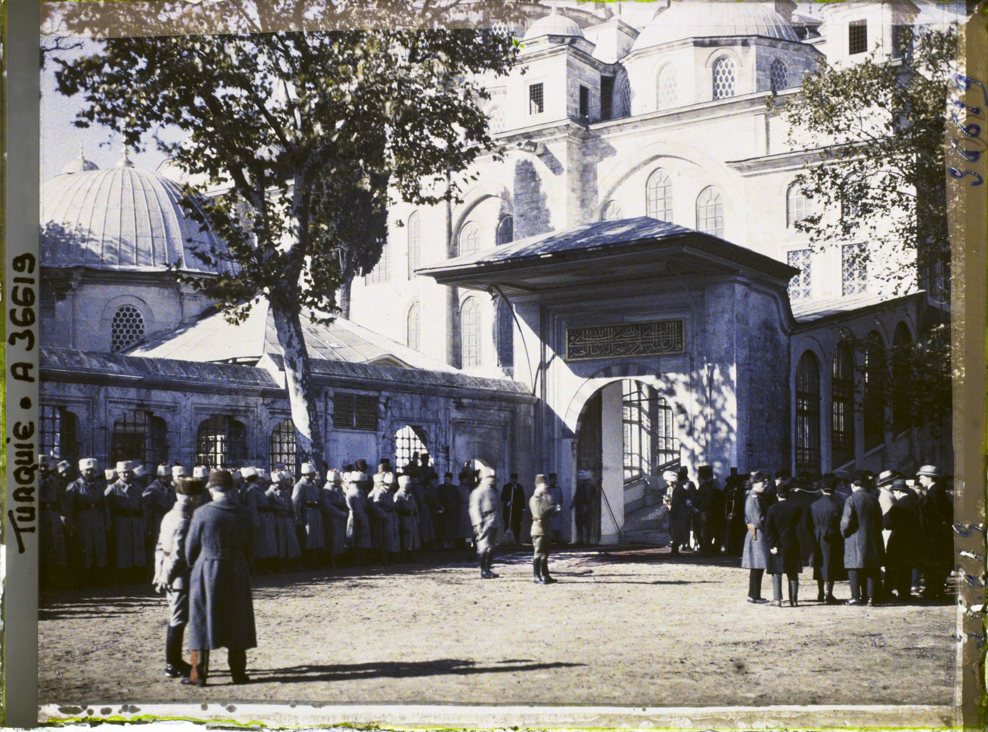 Image représentant Entrée de la Fatih Camii ("mosquée du Conquérant") le jour de l'investiture du Calife