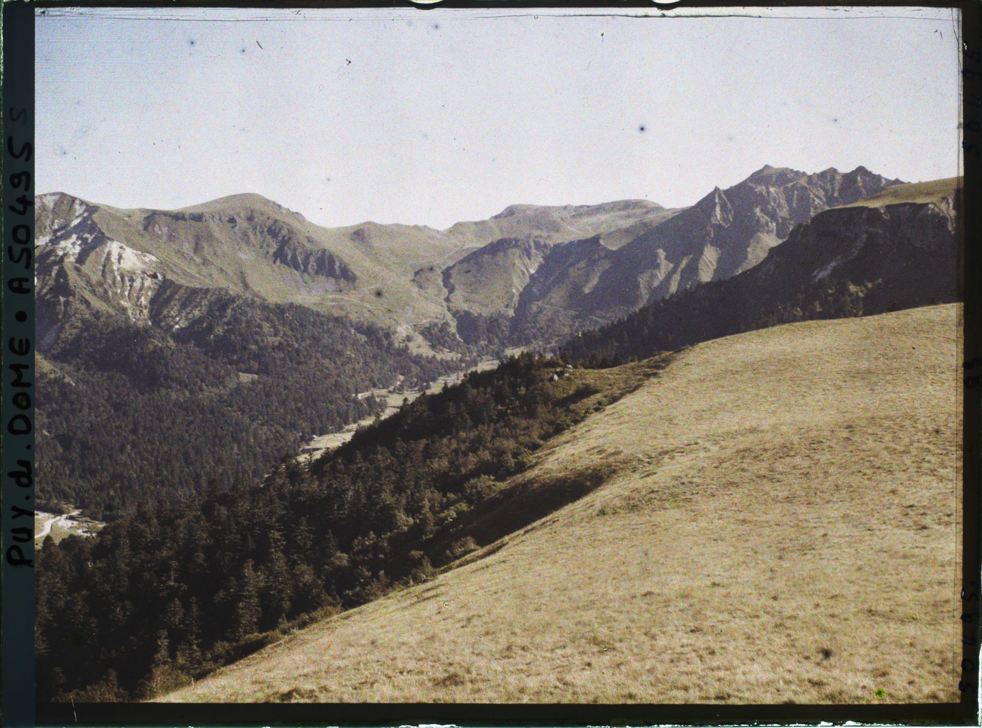Image représentant France, Mont Dore, Le fond de la Vallée vue prise du Capucin, à dr. le Sancy, au bas, la route du Mont Dore
