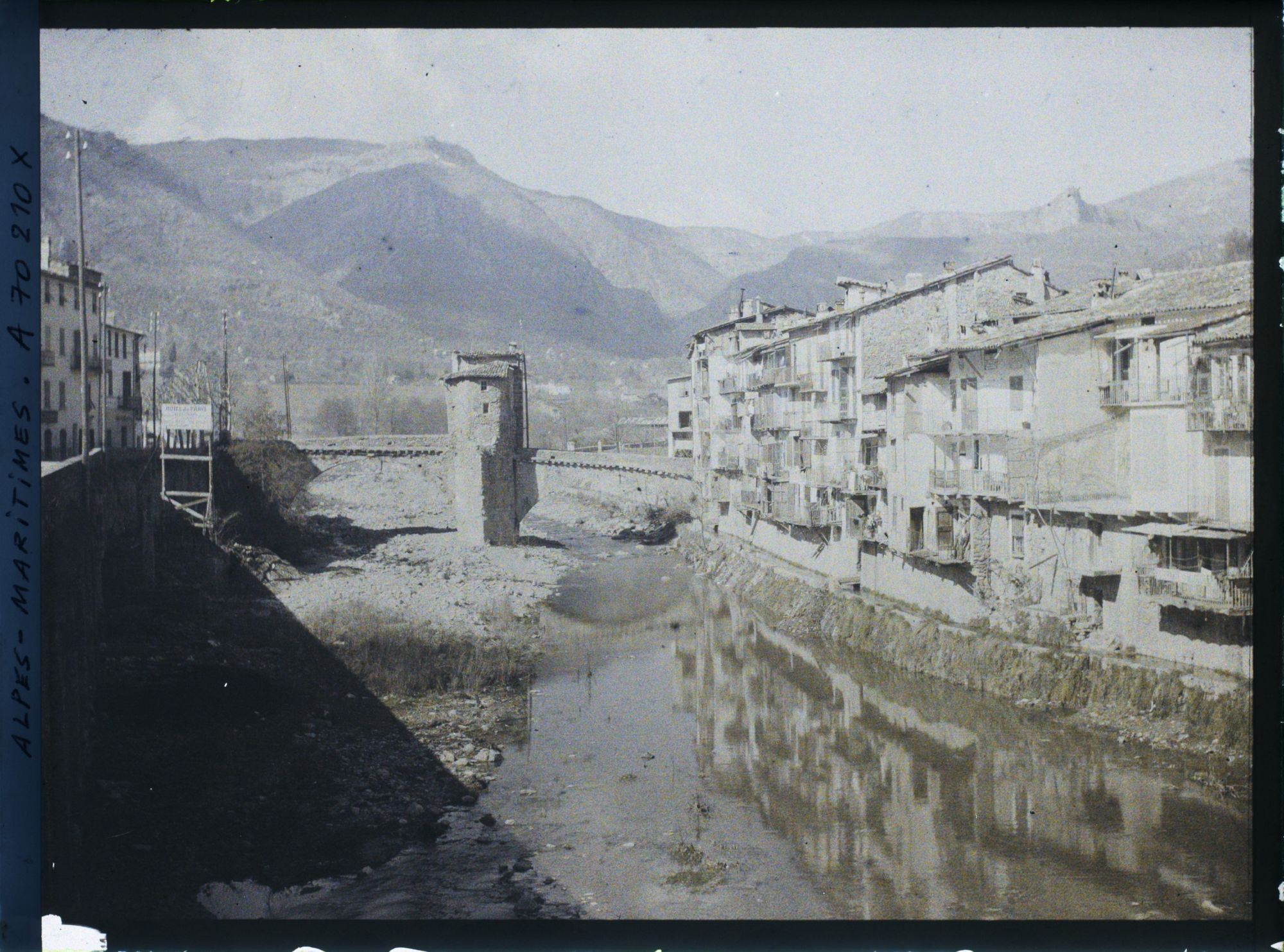 Image représentant Le pont vieux à péage, pont fortifié enjambant la Bévéra