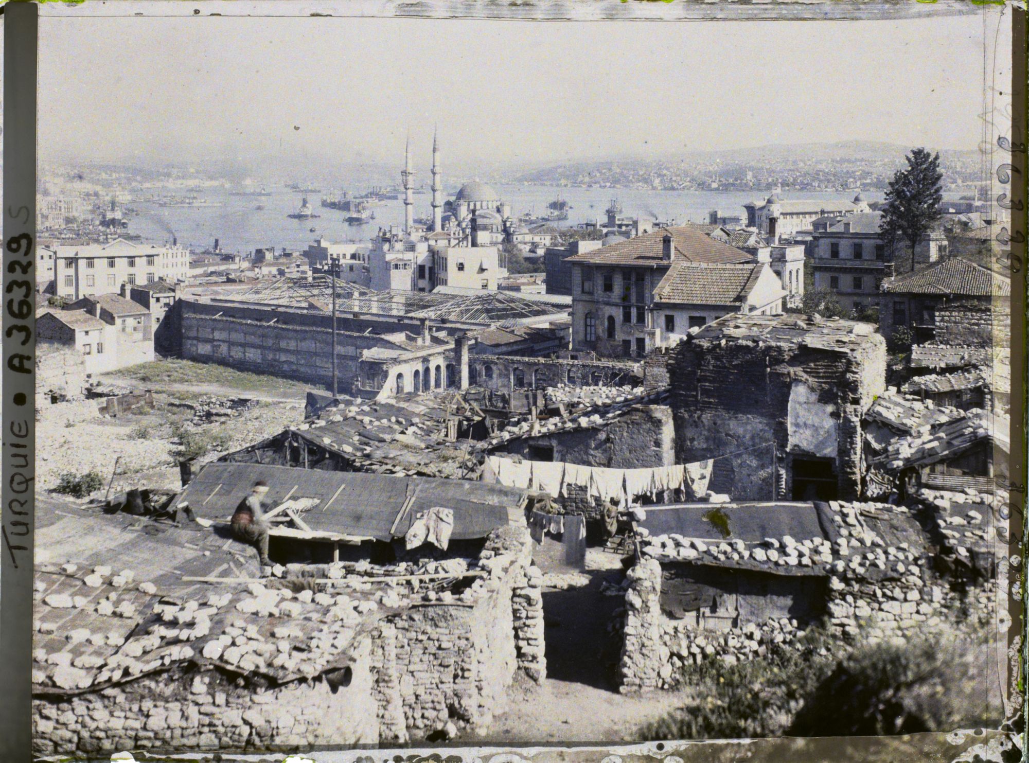 Image représentant Le quartier d'Eminönü avec la Yeni Camii ou Valide Sultan Camii ("Mosquée neuve" ou "mosquée de la Sultane Mère") et au fond, le Bosphore