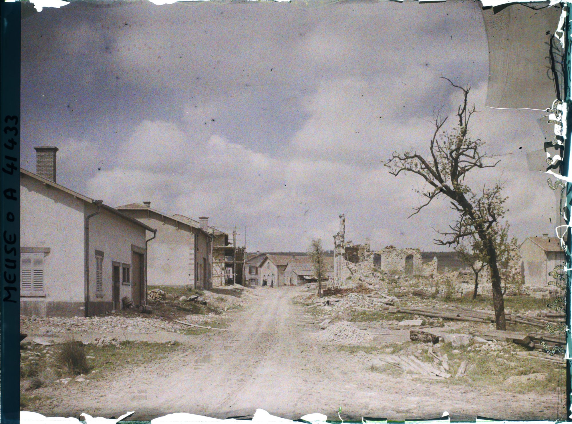 Image représentant France, Les Eparges, Vue vers les ruines de l'Eglise