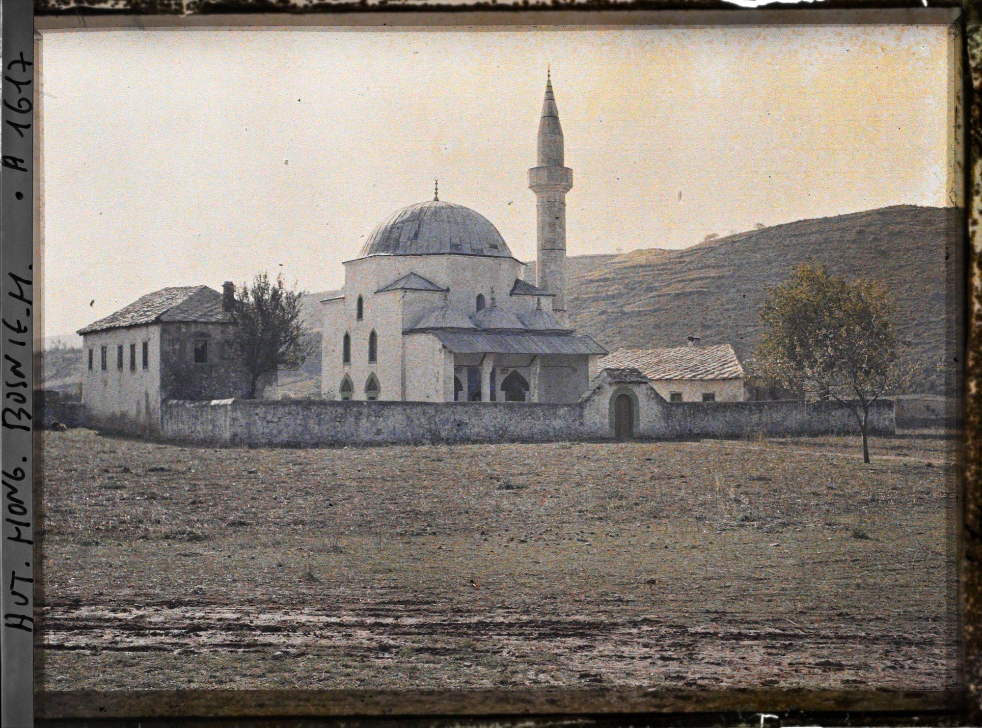 Image représentant L'ensemble de la mosquée de Buna, à droite l'école, à gauche les maisons où sont les femmes