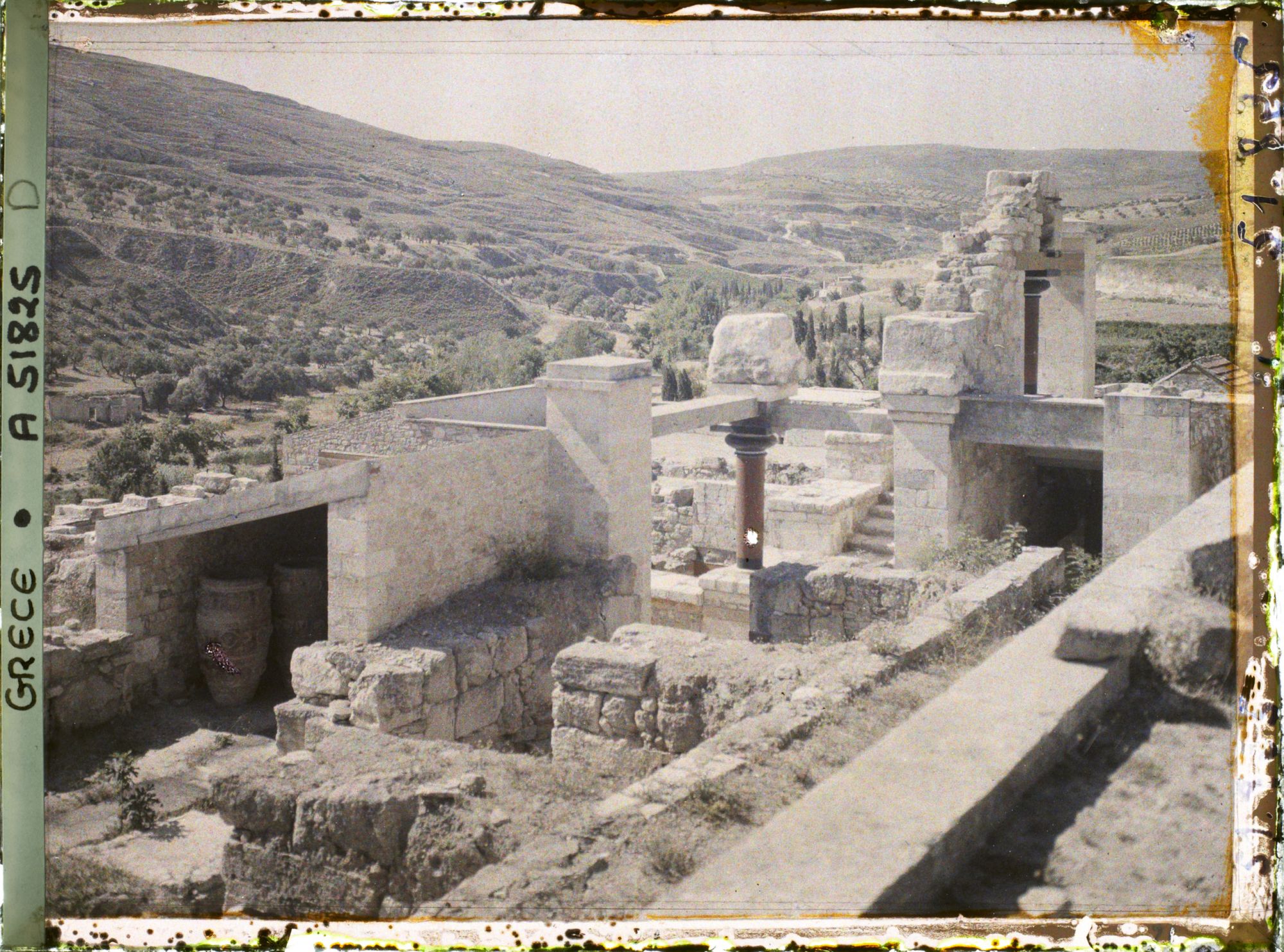 Image représentant Dans l'aile orientale du Palais. A gauche, magasin aux grands pithois (jarres). A droite, Megarons (appartements de la Reine)