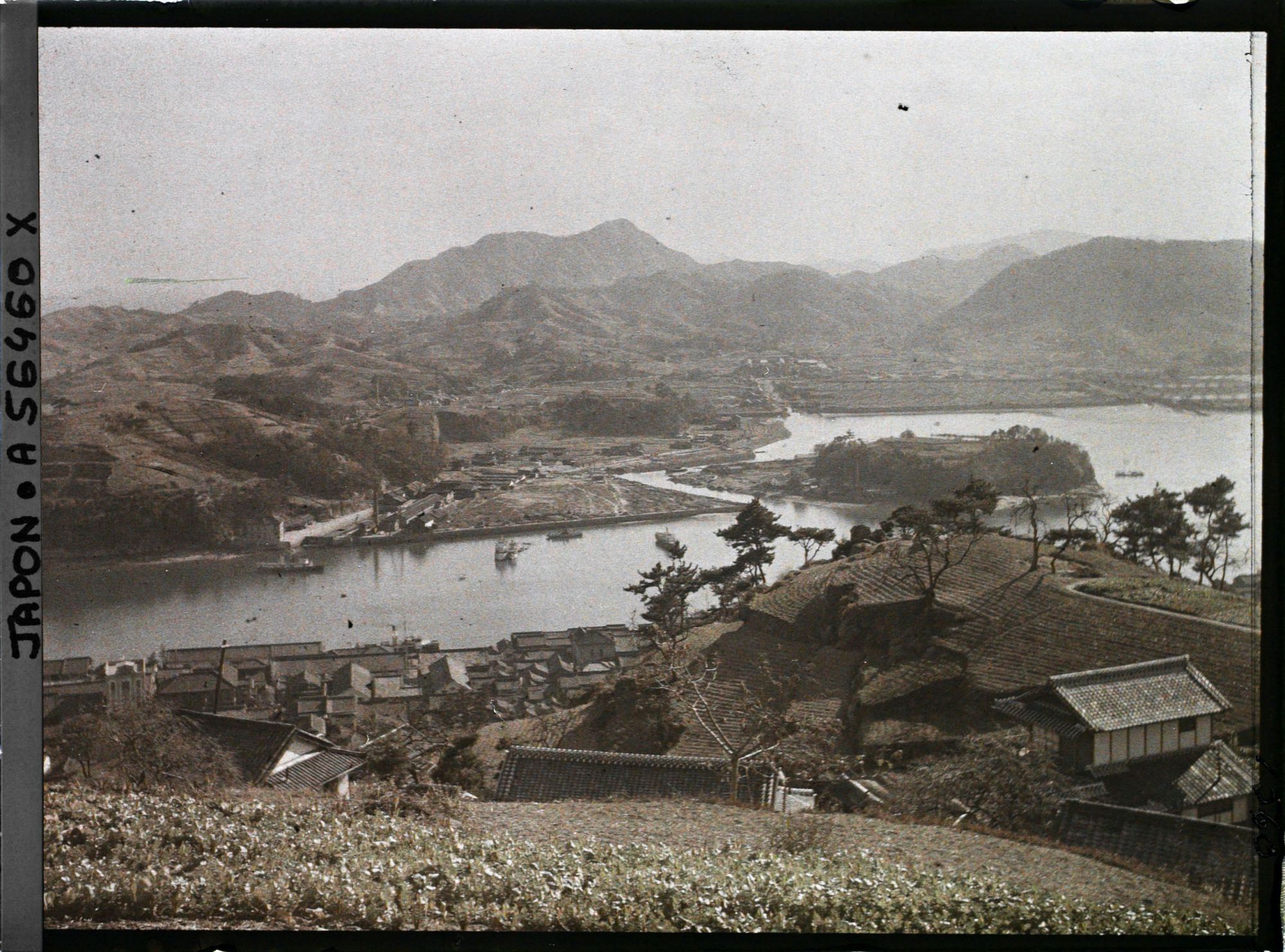 Image représentant Les chantiers navals et les usines du quartier Mukaishimanaka sur l'île de Mukô-jima