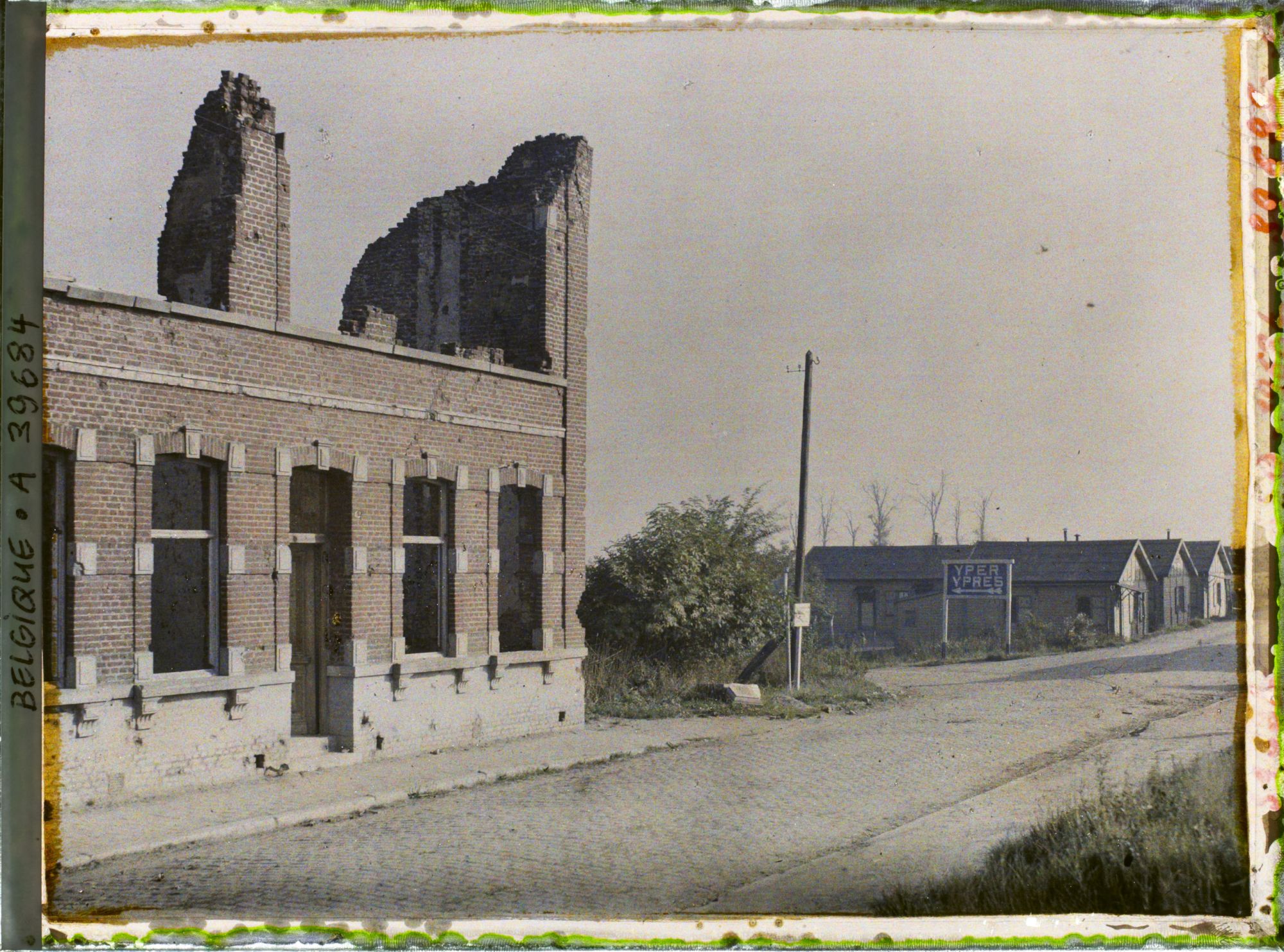 Image représentant Belgique, Neuve Eglise, Ruines à l'entrée du Pays