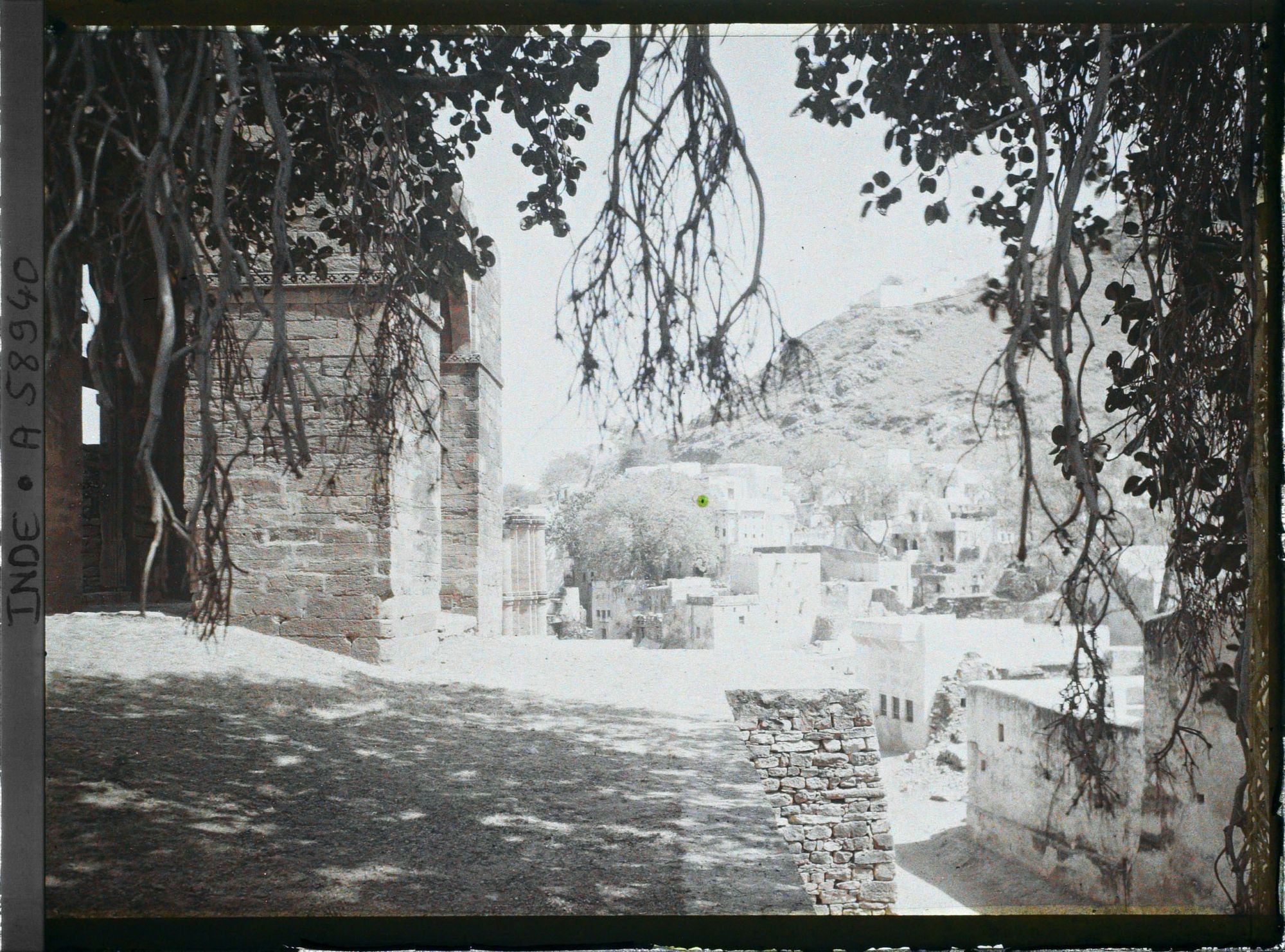 Image représentant Aux abords de la mosquée