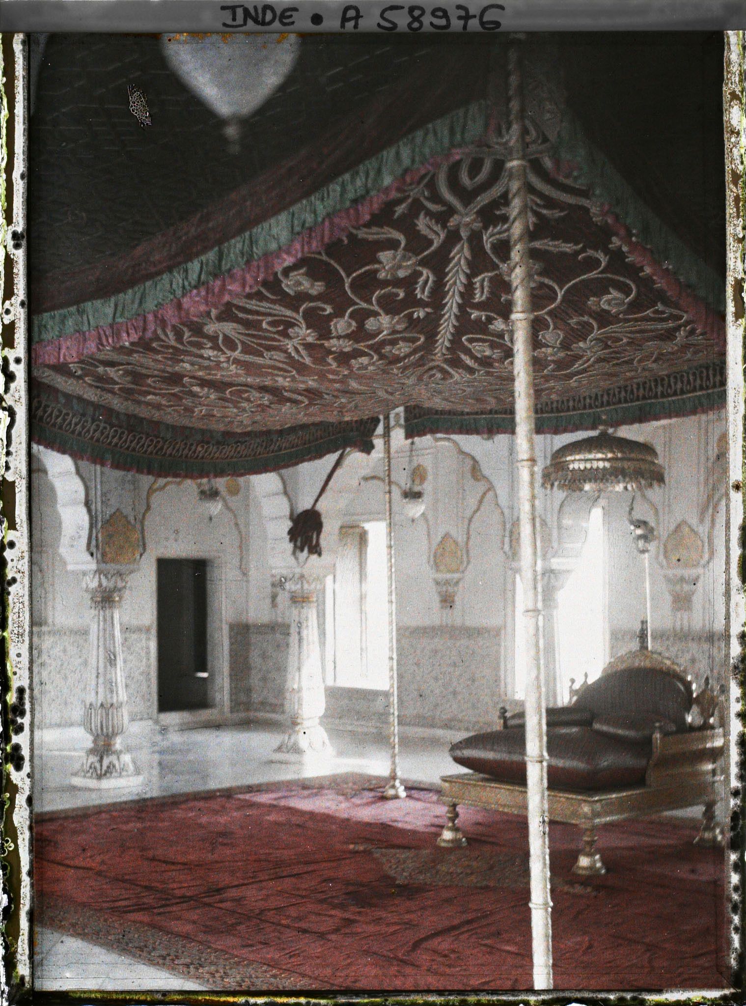 Image représentant La salle d'audience du palais de la Lune (Karan Mahal) dans le fort Junagarh