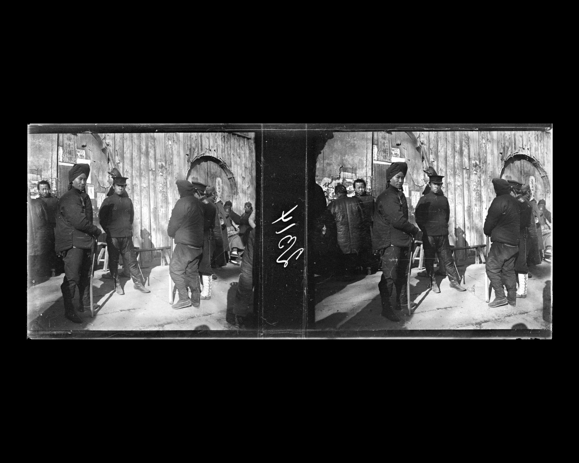 Image représentant Des gardes  et des policiers à la foire monastique (miaohui) du temple Huguosi ("monastère de la Protection du Pays")