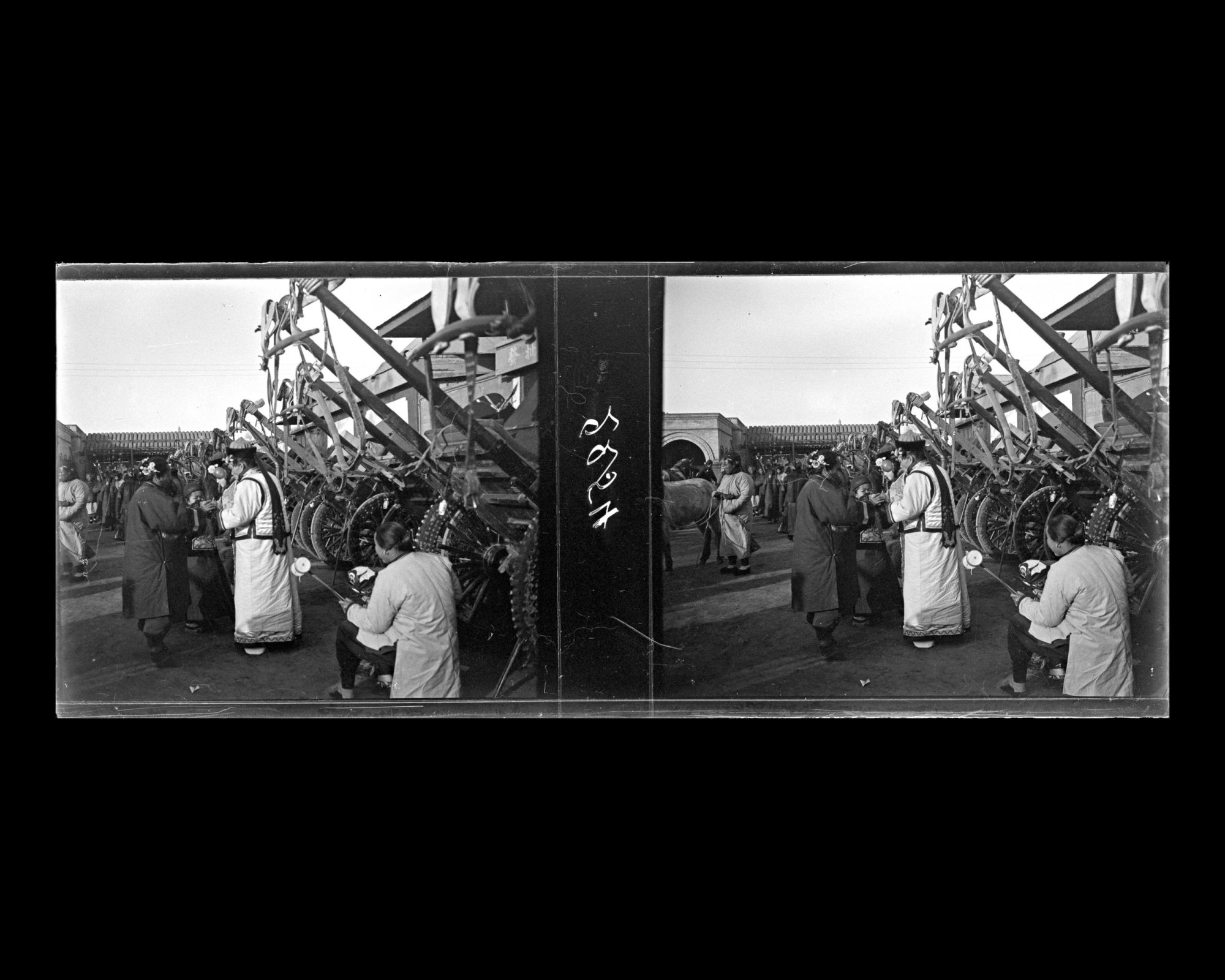 Image représentant Près de l'entrée du marché Donganshichang ("marché de la Paix de l'Est")