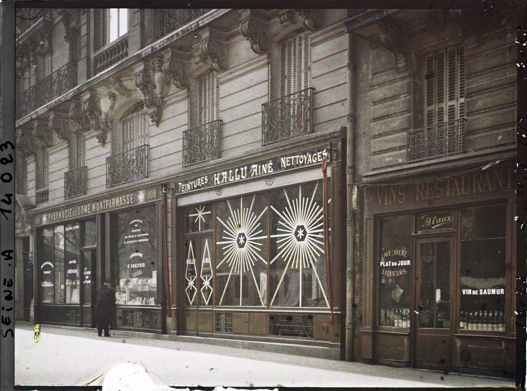 Image représentant Vitrines de magasins protégées contre les bombardements boulevard du Montparnasse, au niveau du numéro 108