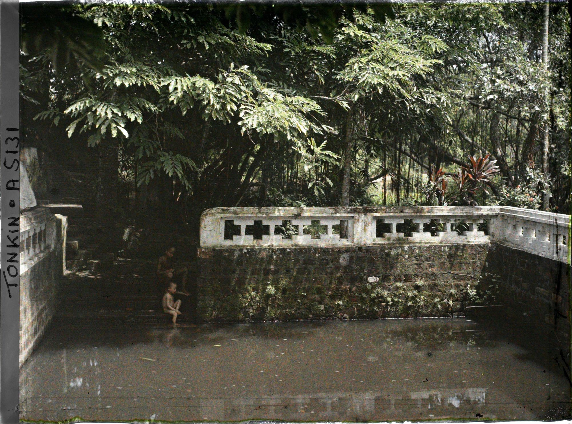 Image représentant Vue partielle du bassin de la cour intérieure du temple de Linh-lang