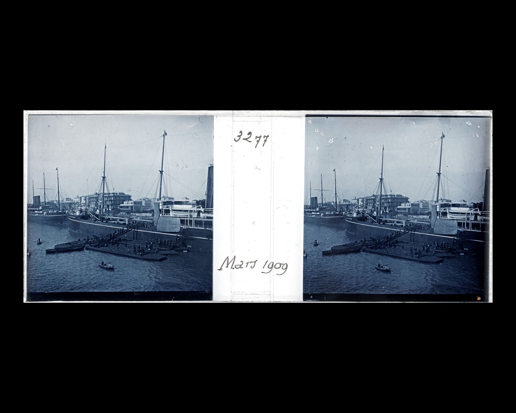 Image représentant Le ravitaillement en charbon d'un navire sur le canal