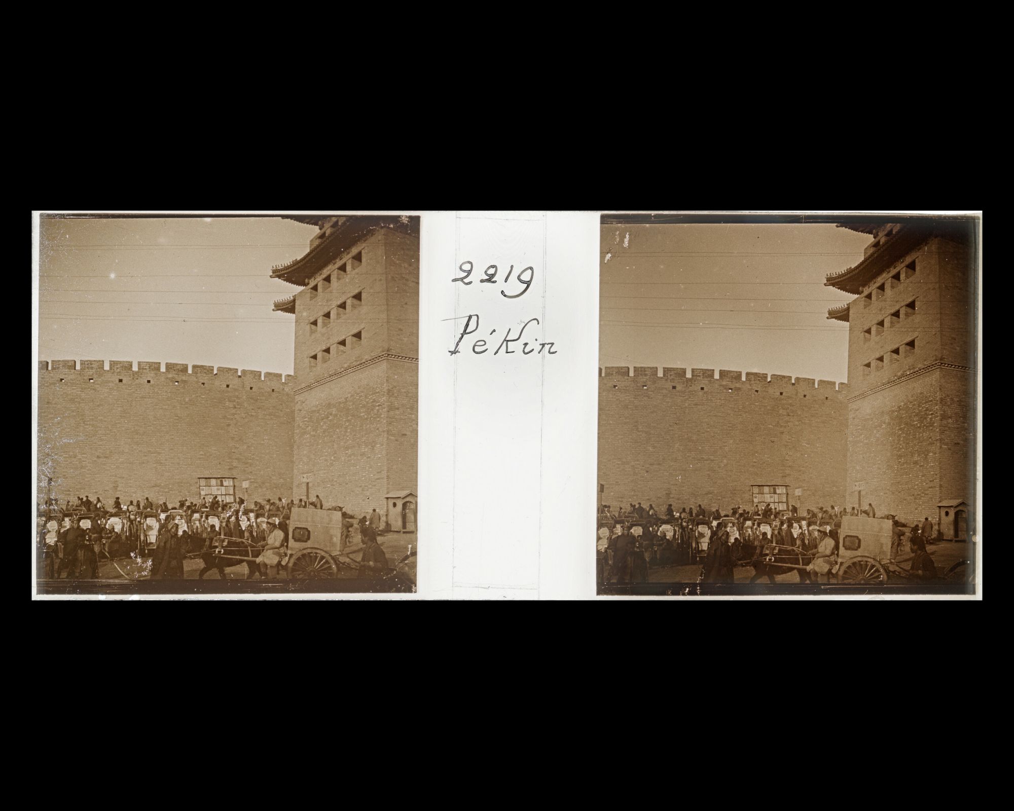 Image représentant Une station de pousse au pied de la muraille crénelée du bastion (wengcheng) de Zhengyangmen ("porte Face au Midi"), ou Qianmen ("porte Antérieure")