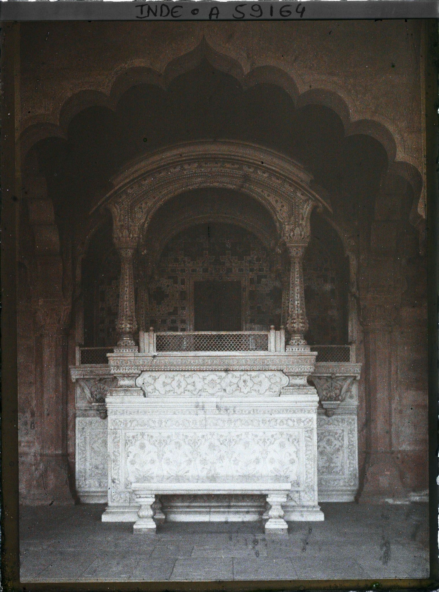 Image représentant Loge du trône impérial de la salle des audiences publiques (Diwan-i-Am) dans le fort Rouge (Lal Qila)