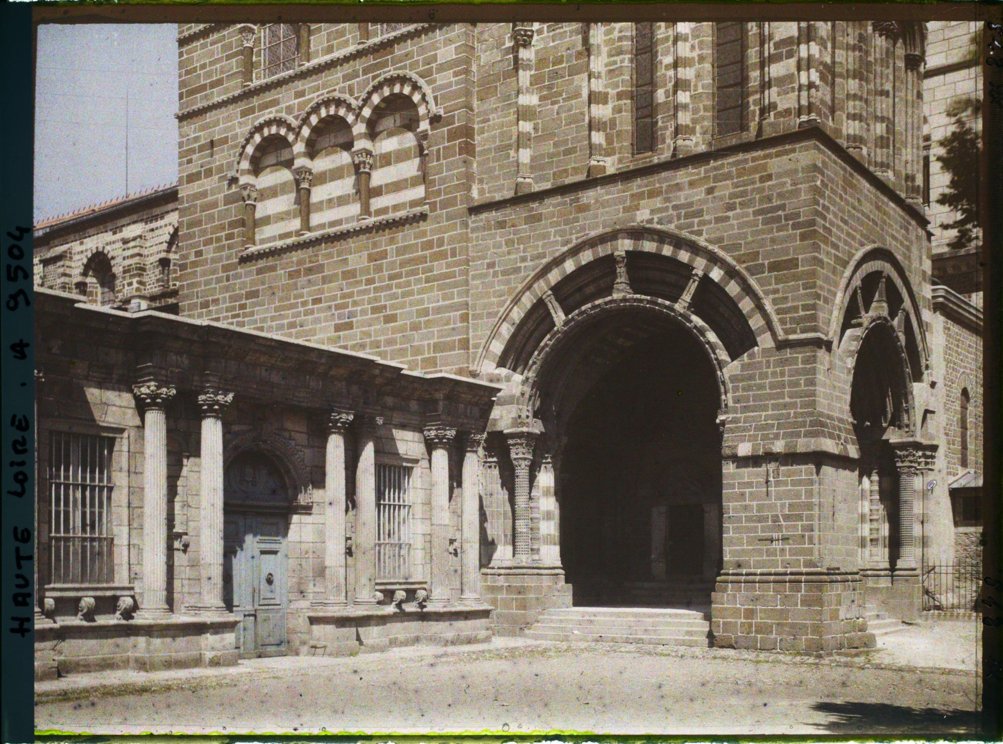 Image représentant Le porche du For de la cathédrale Notre-Dame-de-l'Annonciation