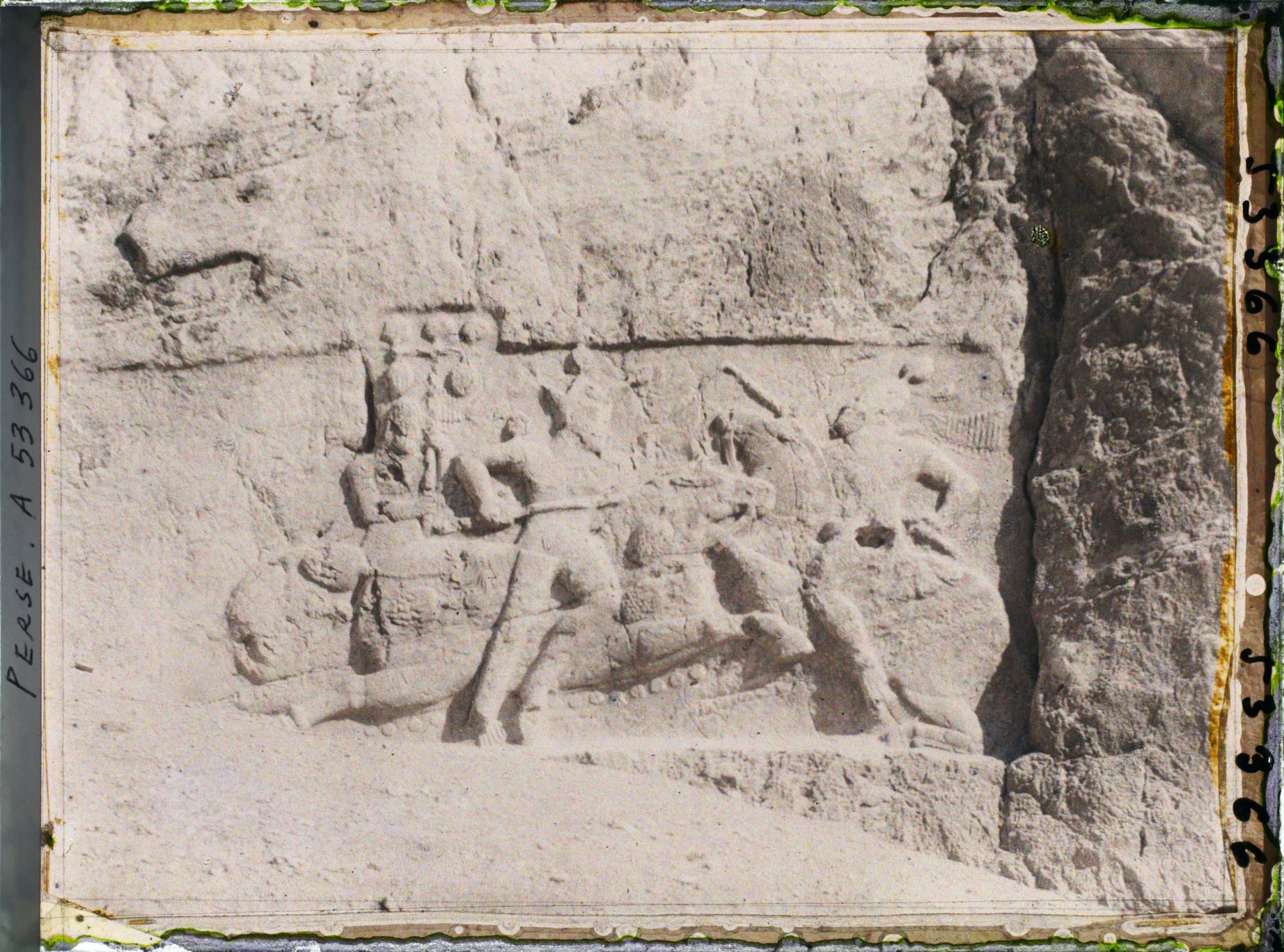 Image représentant Bas-relief sassanide représentant un combat équestre entre un roi et un ennemi, tombeau de Xerxès Ier (?)
