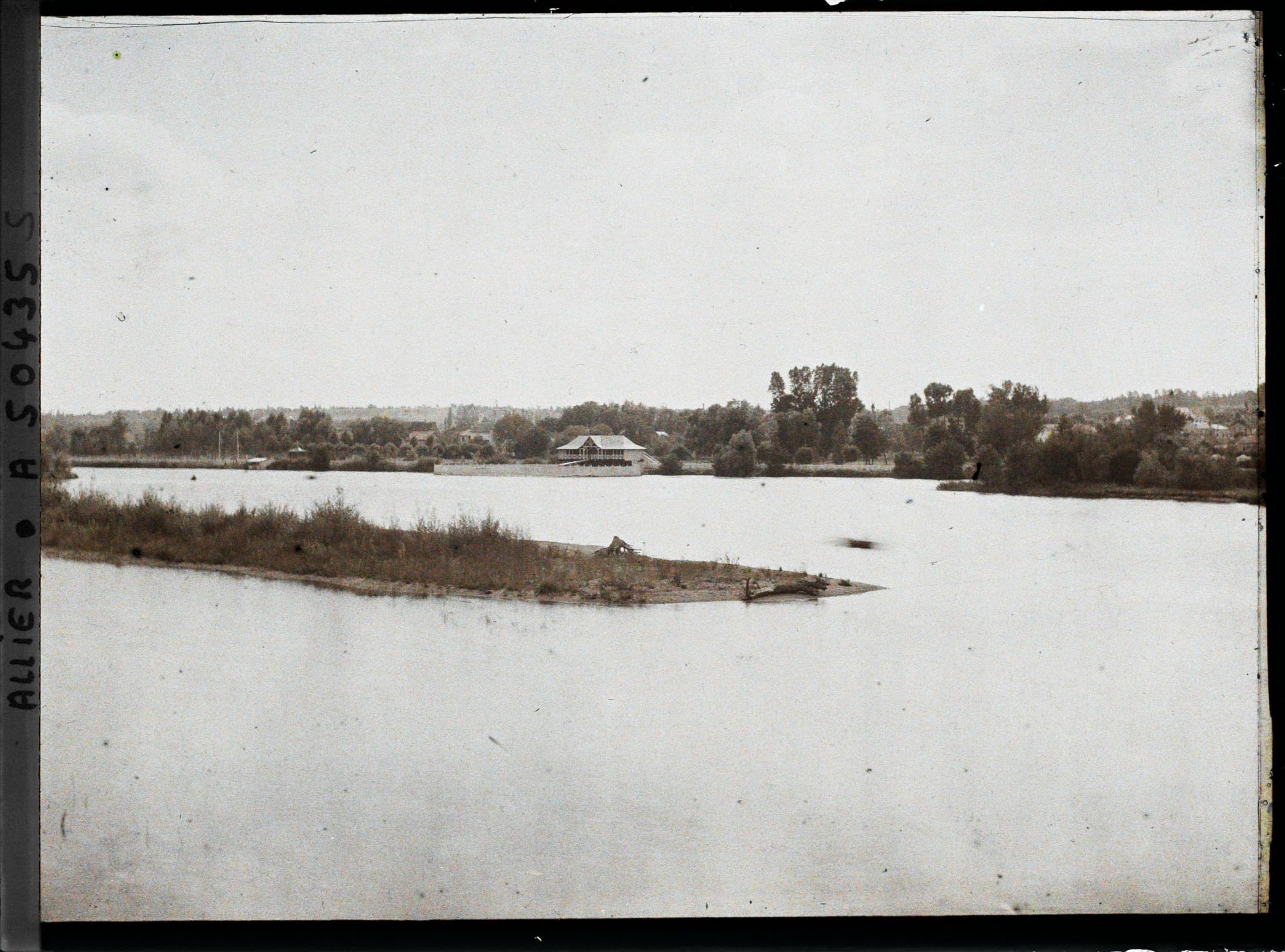 Image représentant Les bords de l'Allier vus vers l'amont avec à l'arrière-plan le restaurant du golf du sporting club