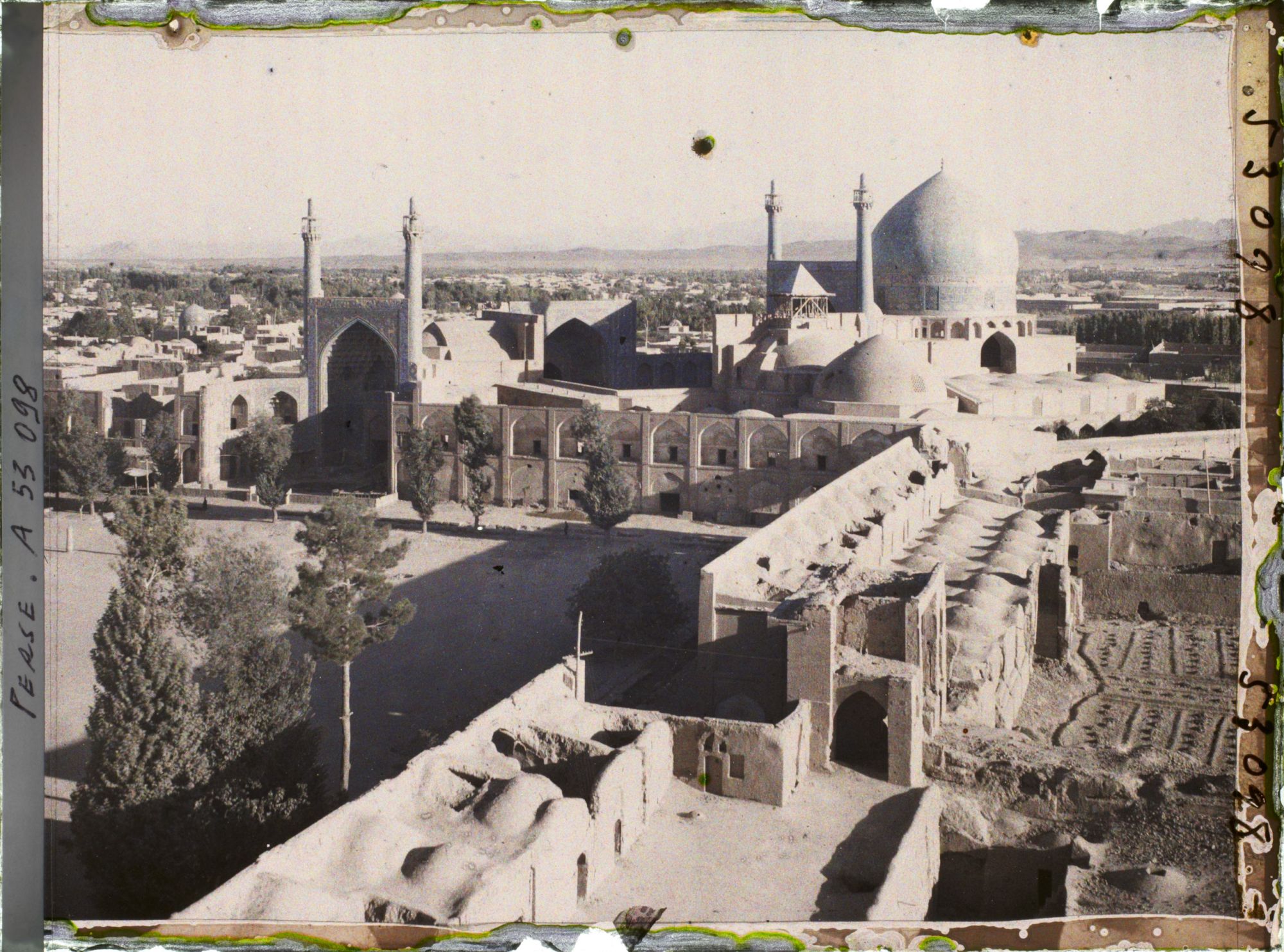 Image représentant La Masjid-i-Chah (mosquée du Chah), côté sud de la Meydan-i-Chah