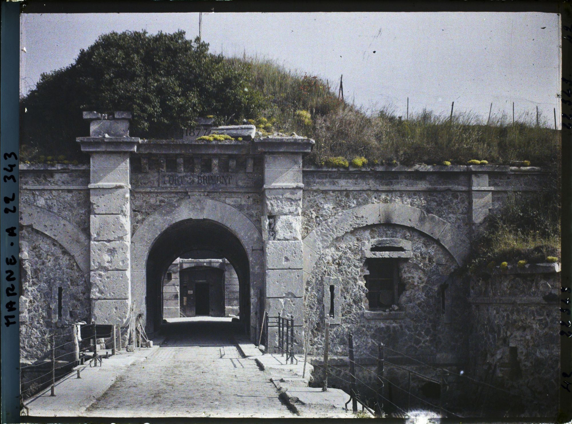 Image représentant France, Village de Brimont, L'entrée du fort prise du Pont