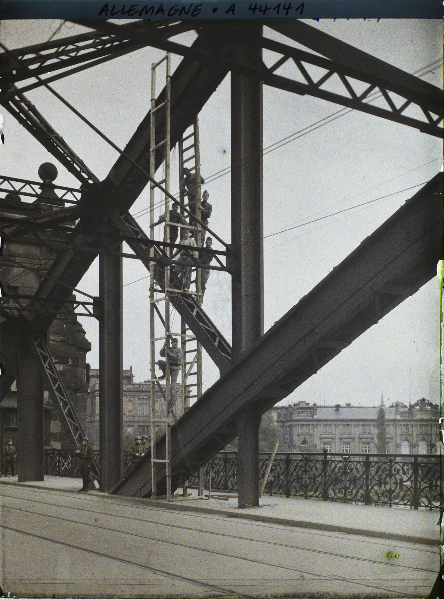 Image représentant Allemagne, Düsseldorf, Pose d'un profil dans l'arc du Gd Pont