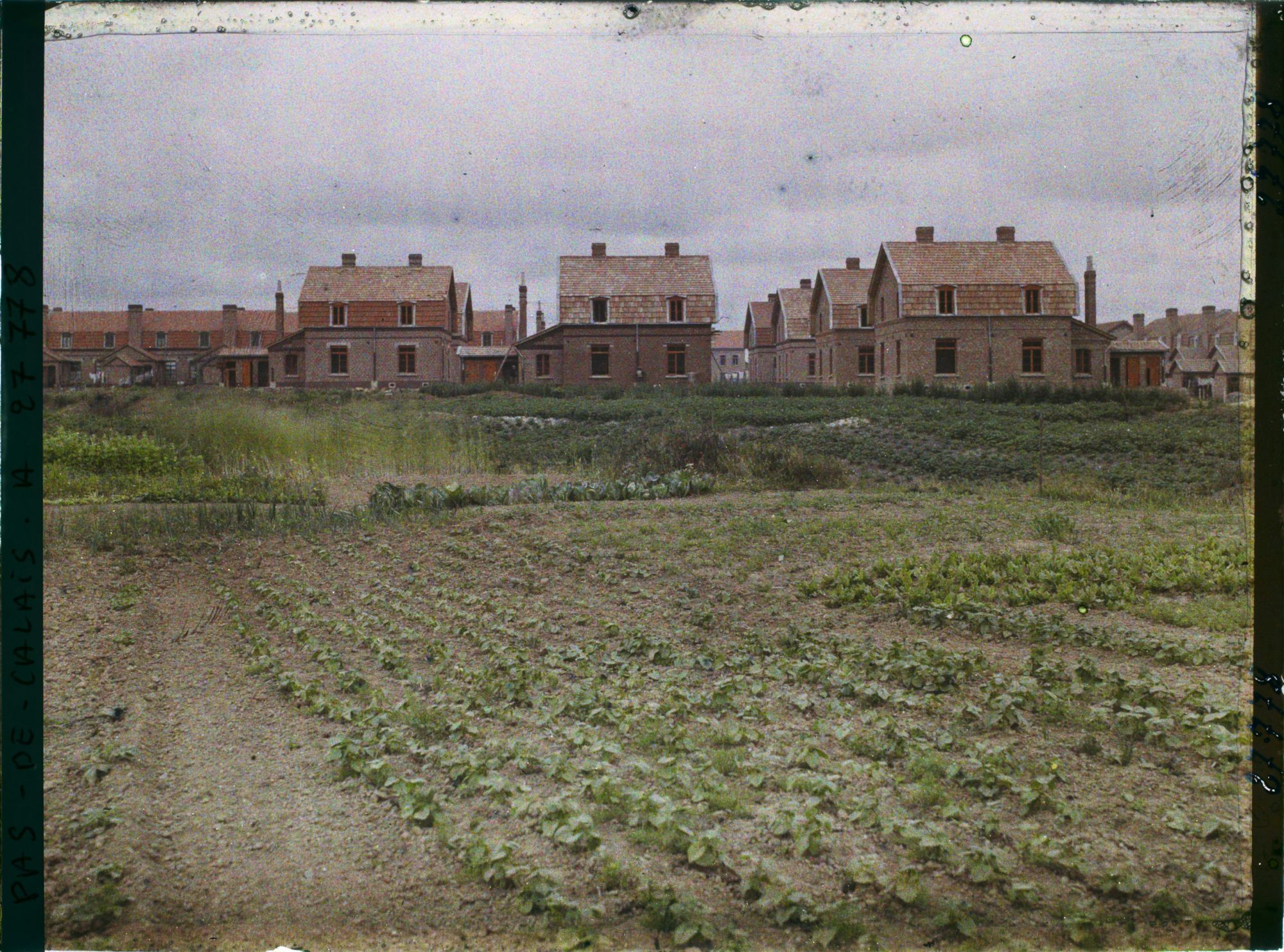 Image représentant France, Airon près de Lens, Corons des mines de Liévin - Autre ensemble de Corons