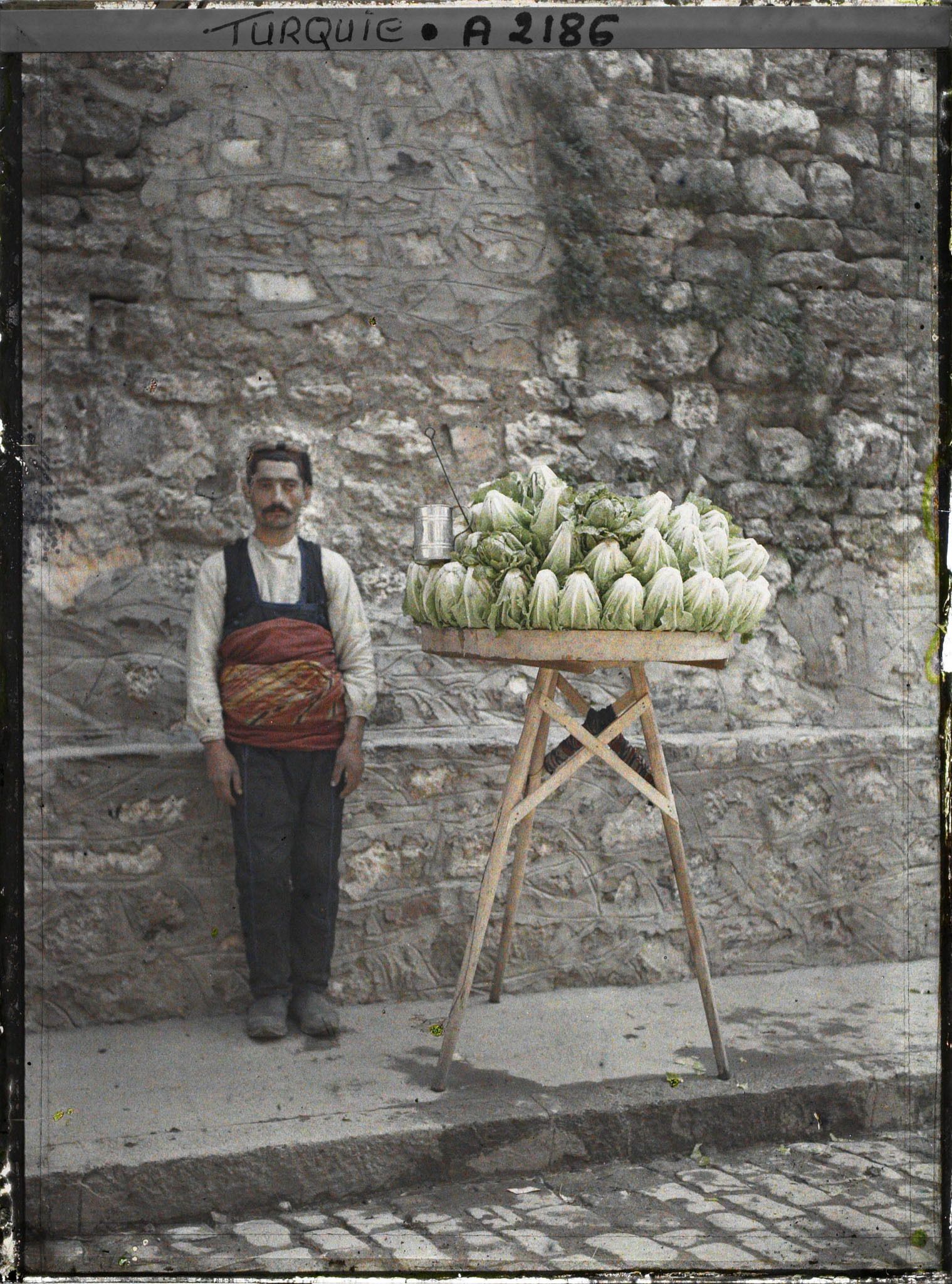 Image représentant Marchand ambulant de salades dans le quartier de Galata