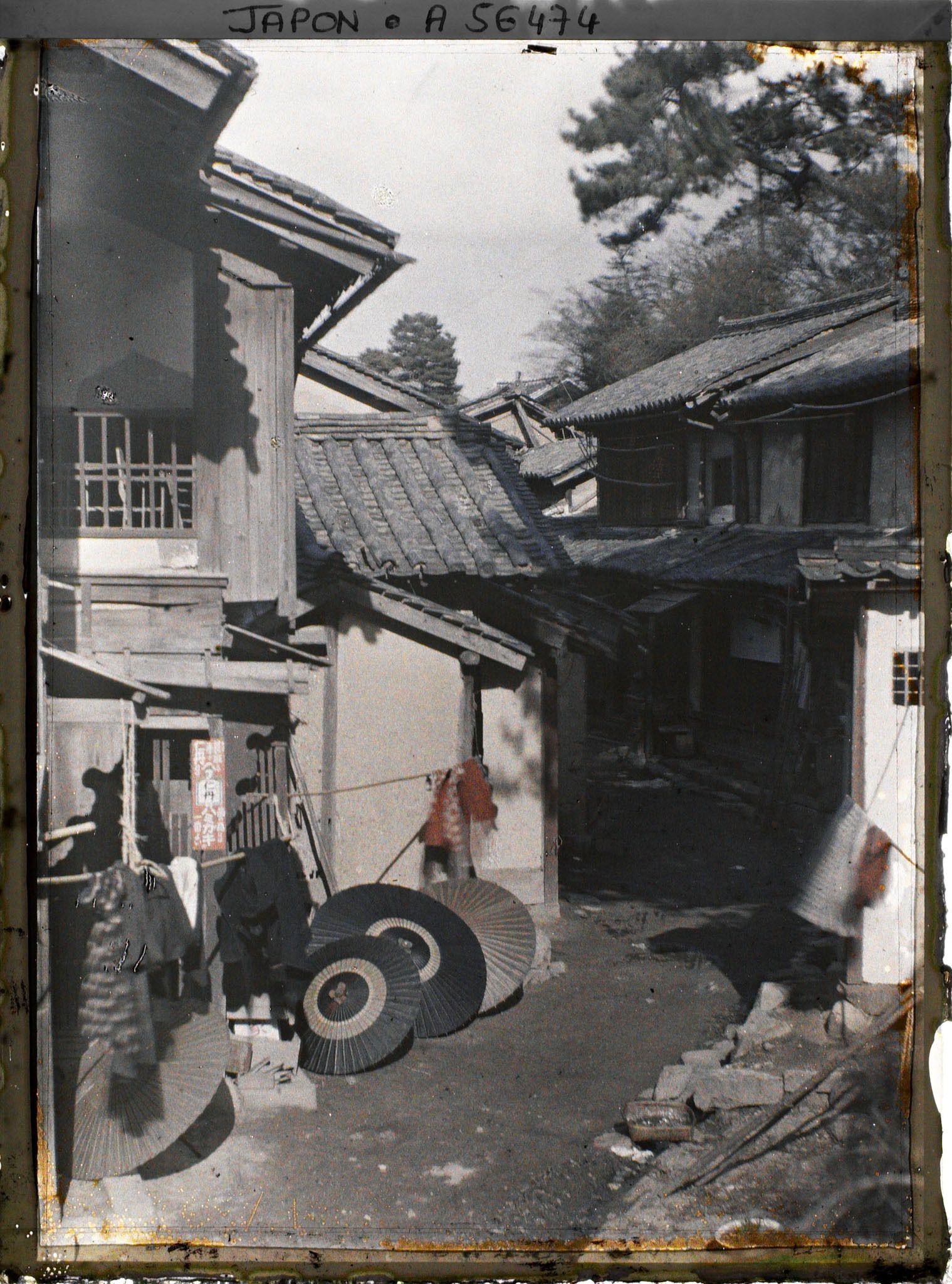 Image représentant Ombrelles dans une vieille rue