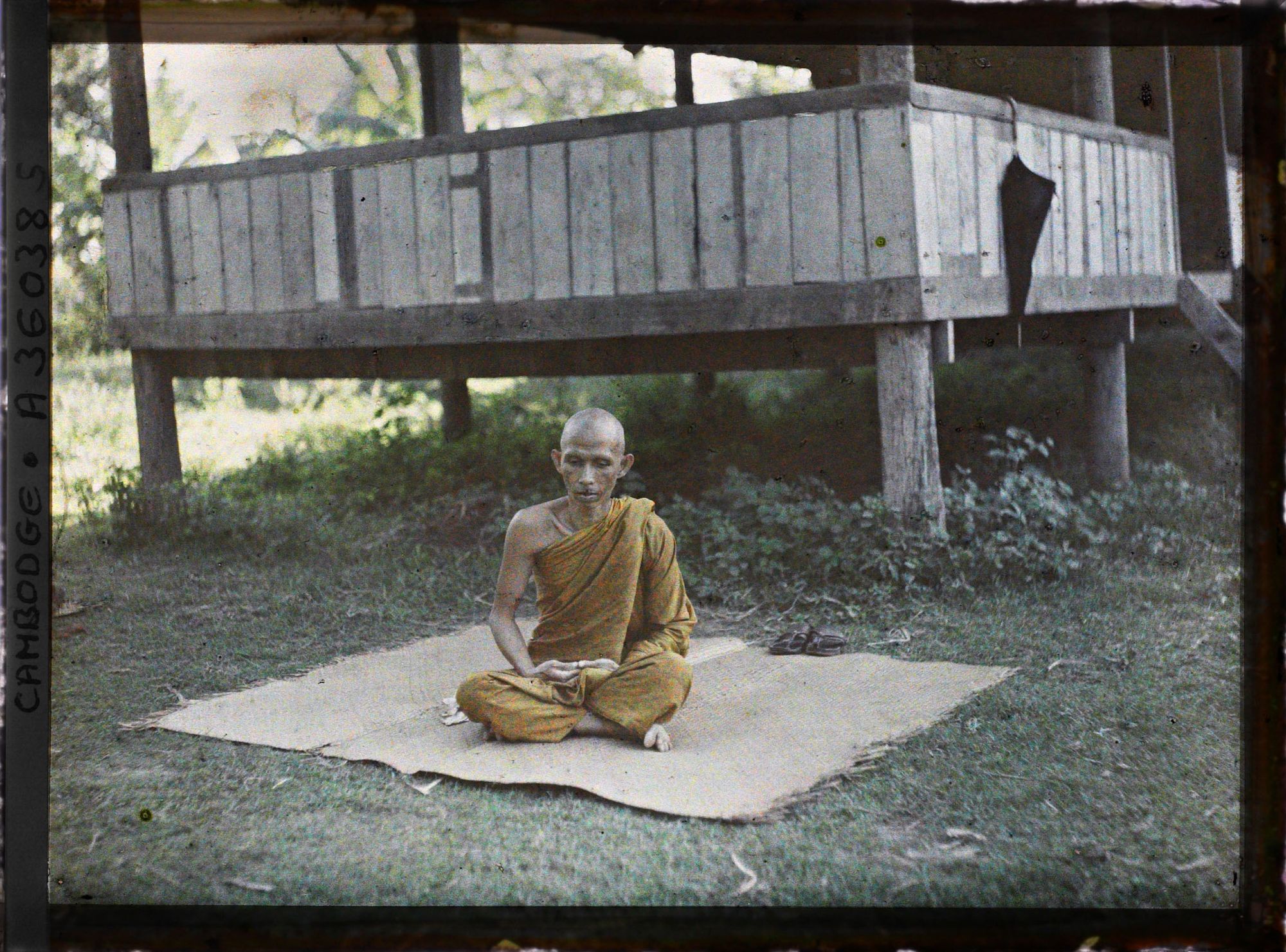 Image représentant Un bonze assis en méditation sur une natte, près de la bonzerie