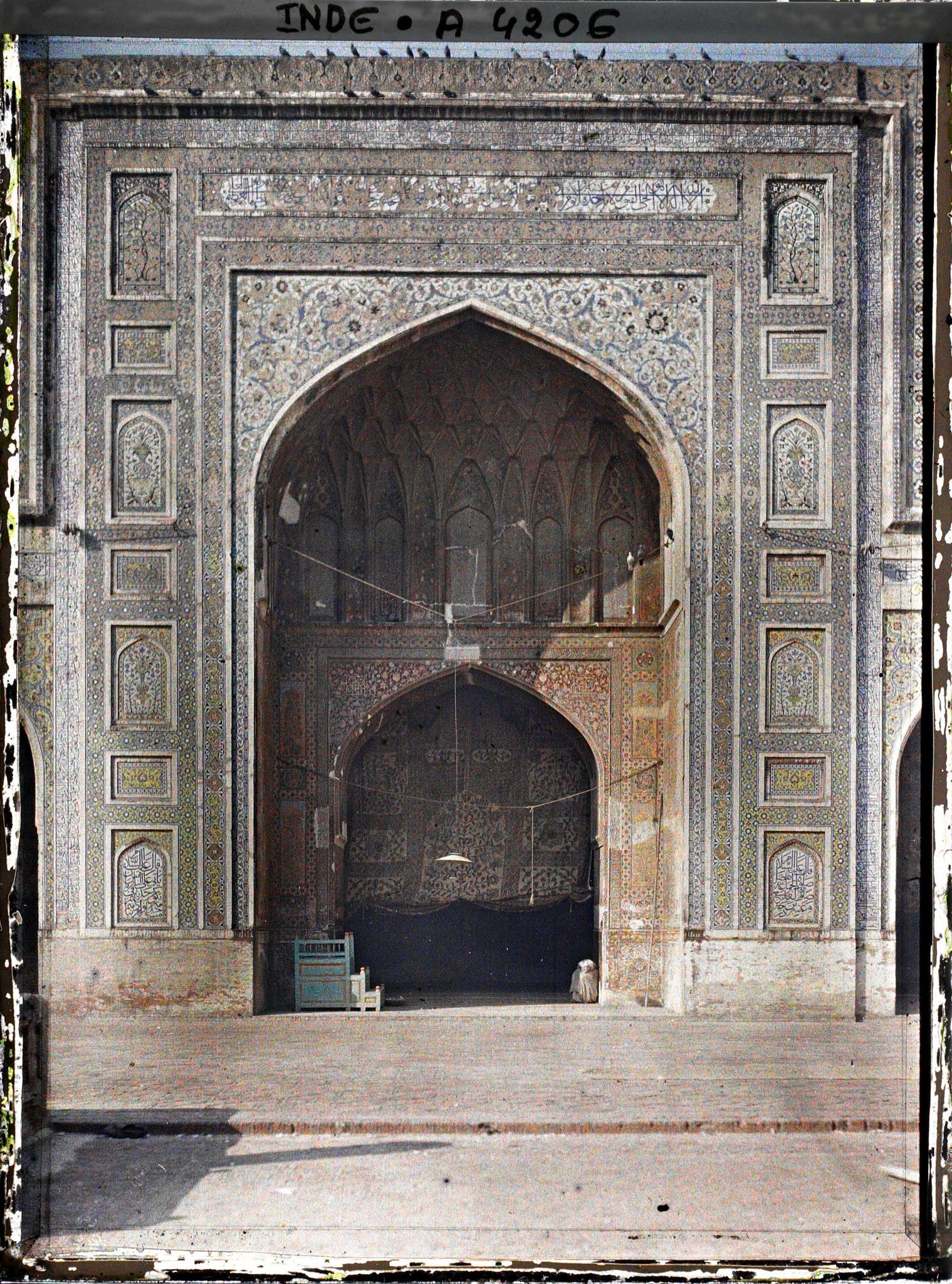 Image représentant Iwan central de la salle de prière de la mosquée de Wasir Khan, édifiée en 1634 par Shah Jahan