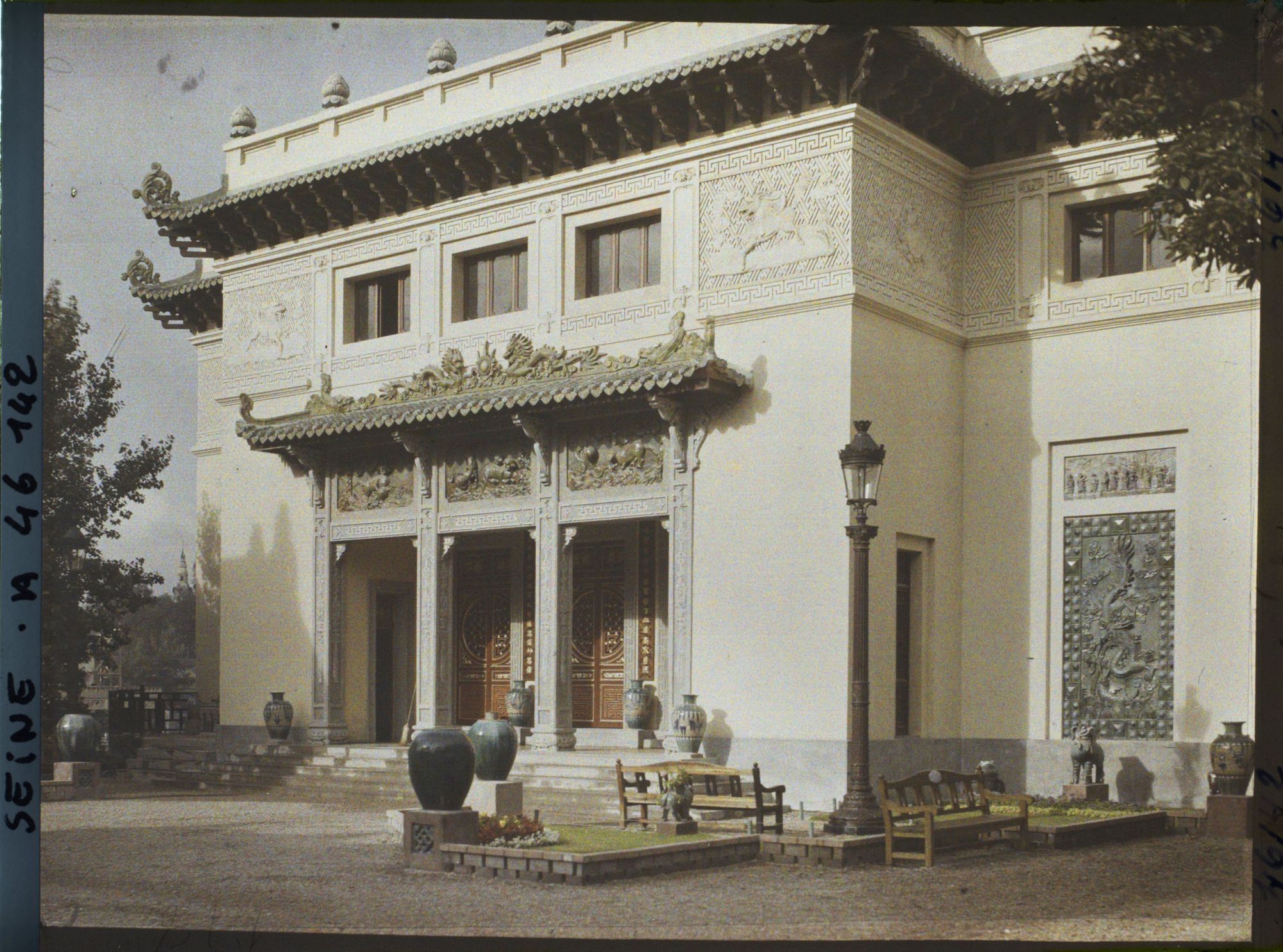 Image représentant L'Exposition des arts décoratifs, Pavillon de l'Indochine, entre le cours Albert 1er et les berges de Seine